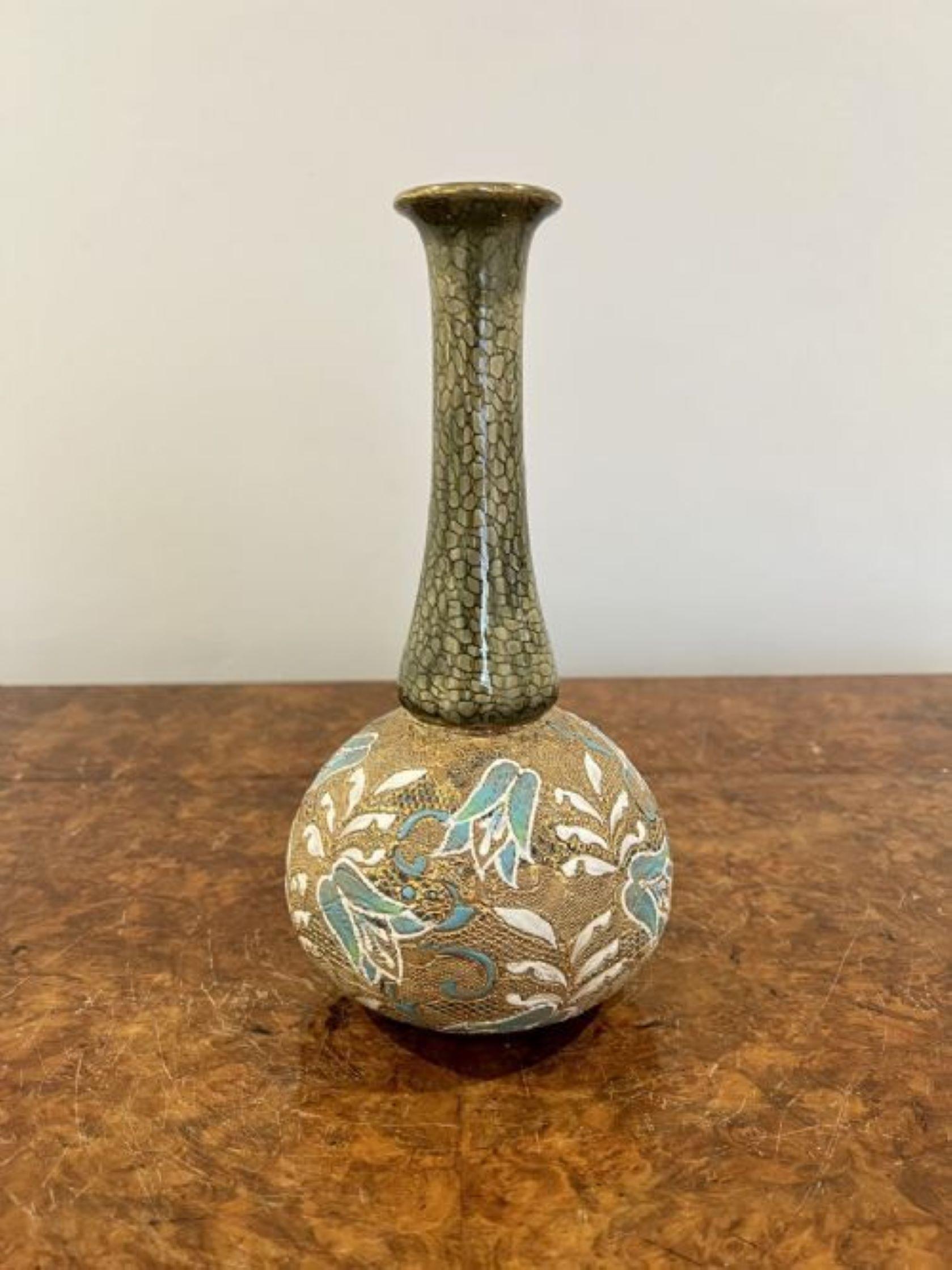 20ième siècle Superbe paire de vases anciens de qualité en forme de Doulton  en vente
