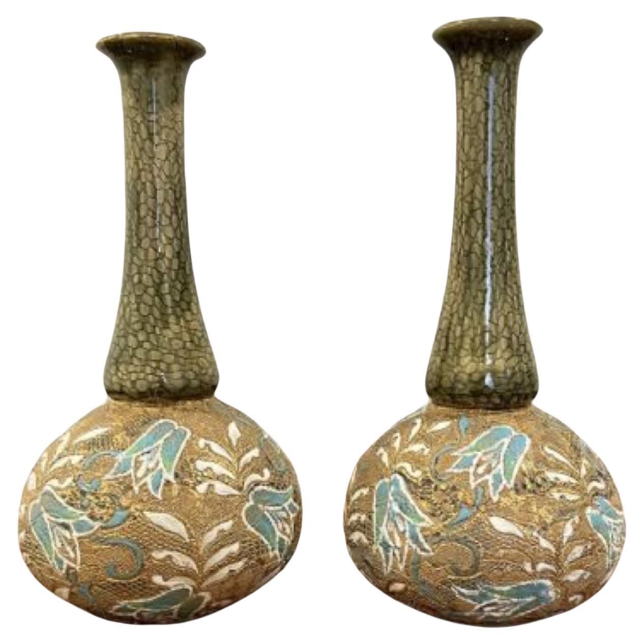 Superbe paire de vases anciens de qualité en forme de Doulton  en vente