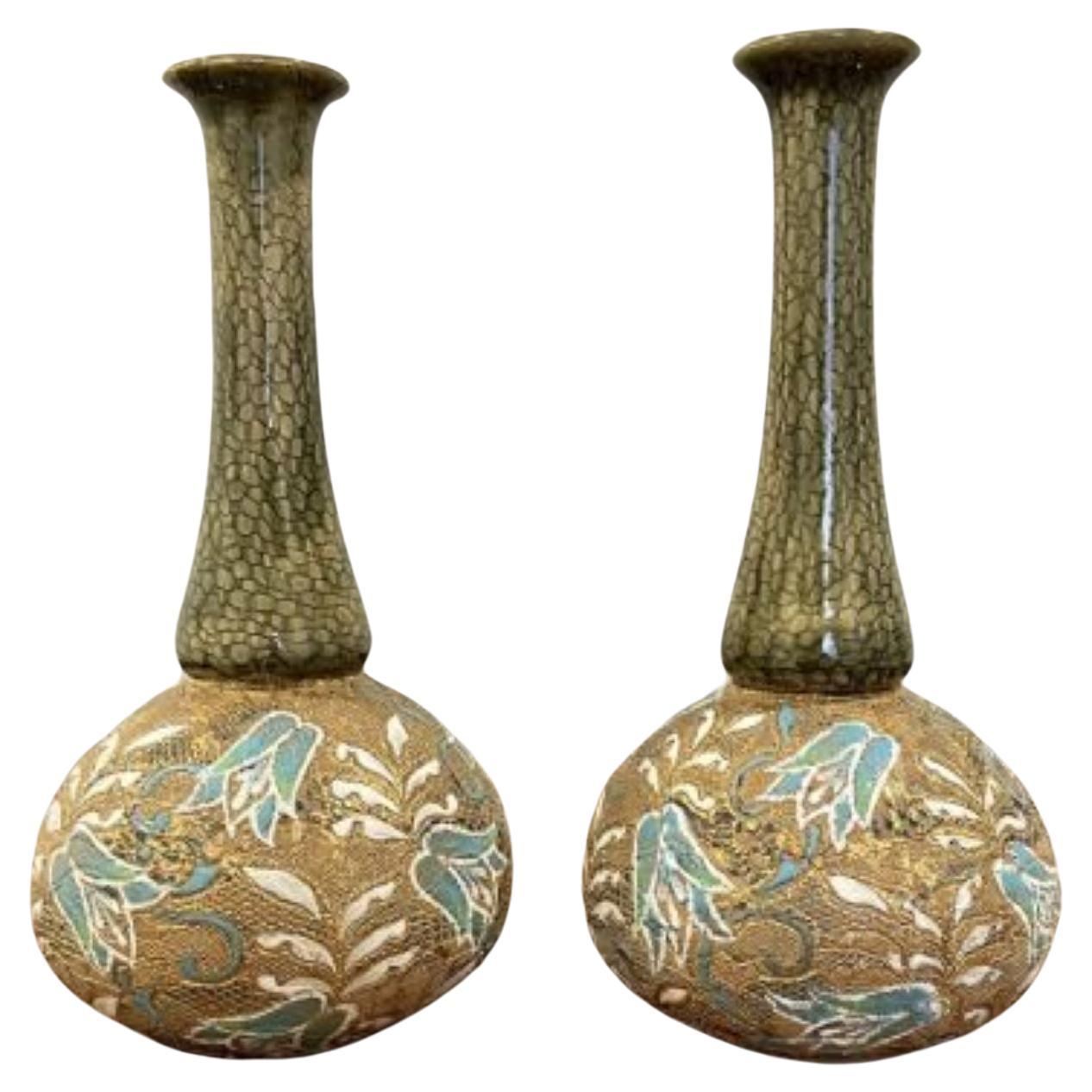 Splendida coppia di vasi sagomati Doulton antichi e di qualità