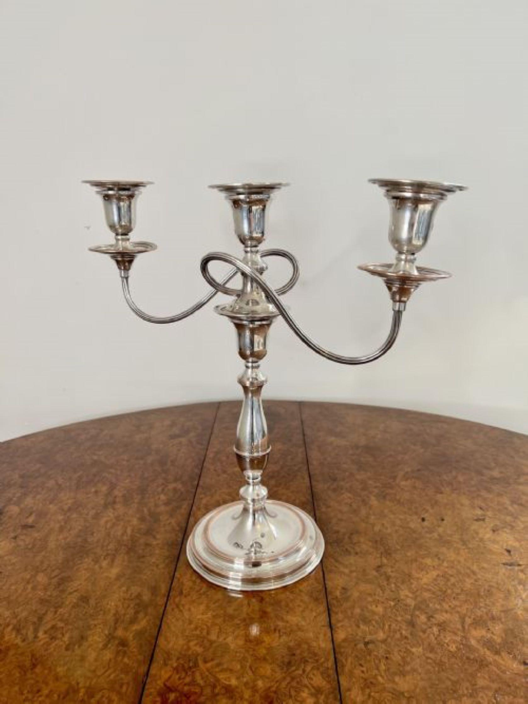 Édouardien Superbe paire de candélabres anciens en métal argenté de l'époque d'Edouard VII.  en vente