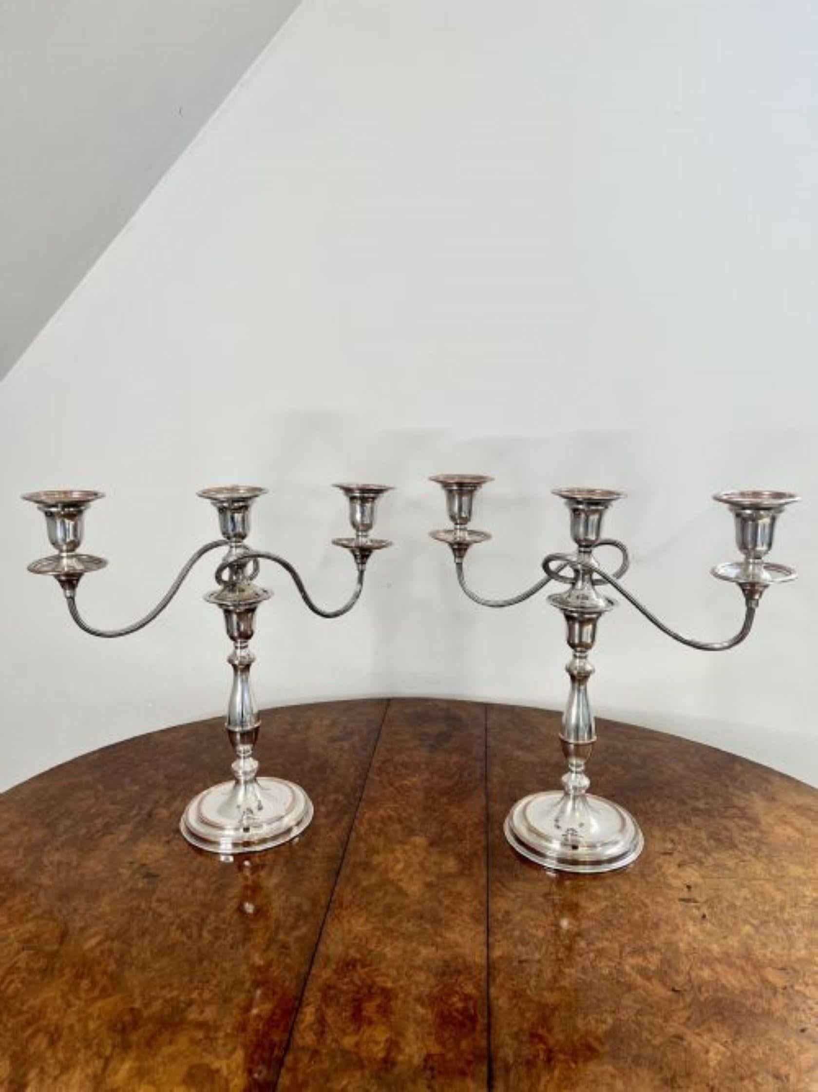 Superbe paire de candélabres anciens en métal argenté de l'époque d'Edouard VII.  Bon état - En vente à Ipswich, GB