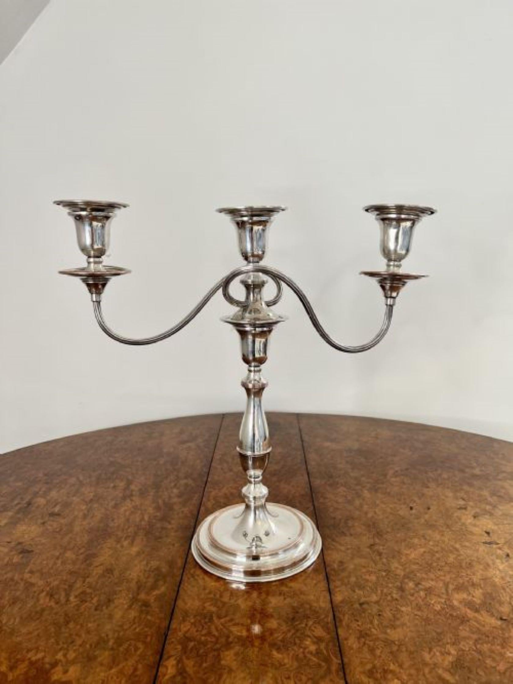 20ième siècle Superbe paire de candélabres anciens en métal argenté de l'époque d'Edouard VII.  en vente