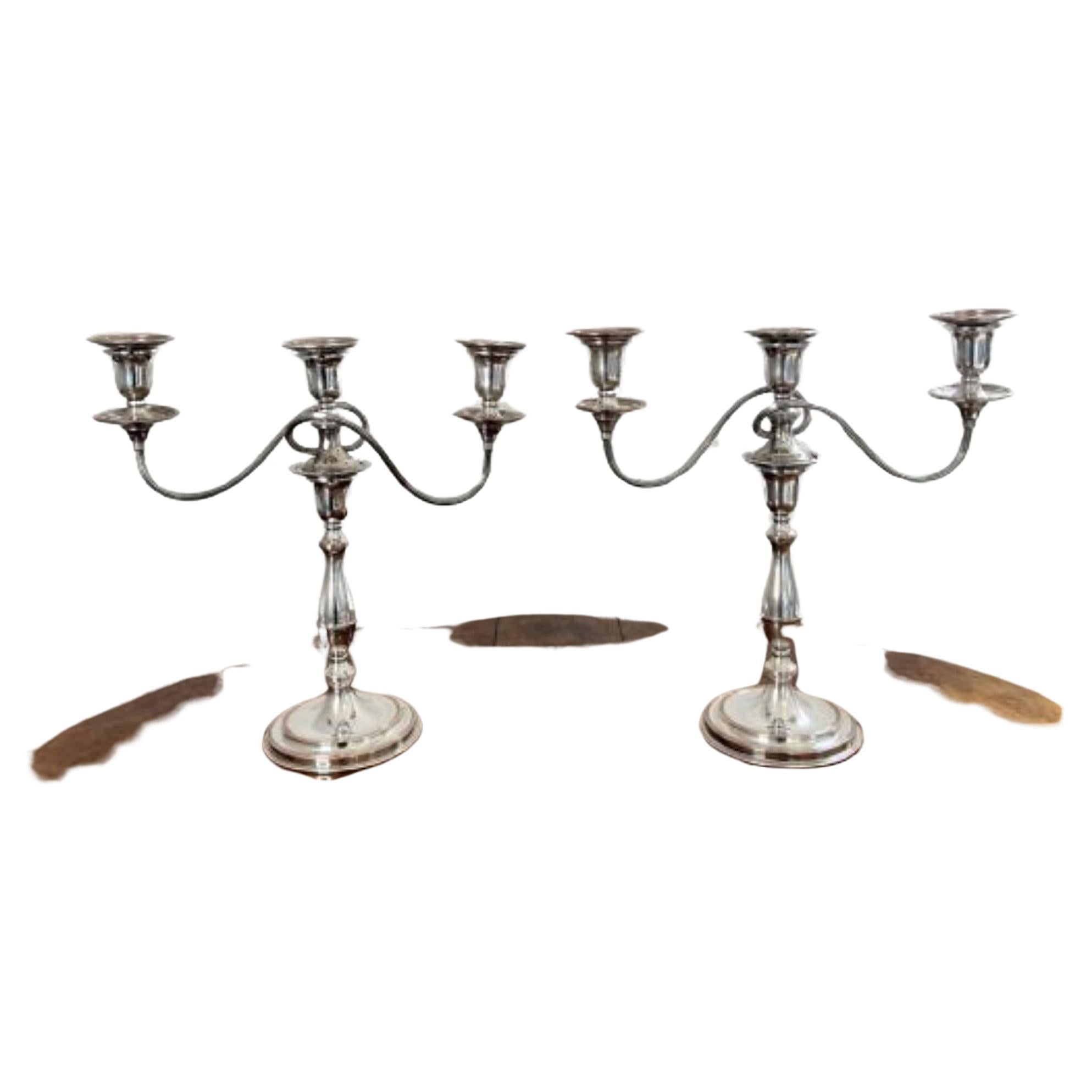 Superbe paire de candélabres anciens en métal argenté de l'époque d'Edouard VII.  en vente
