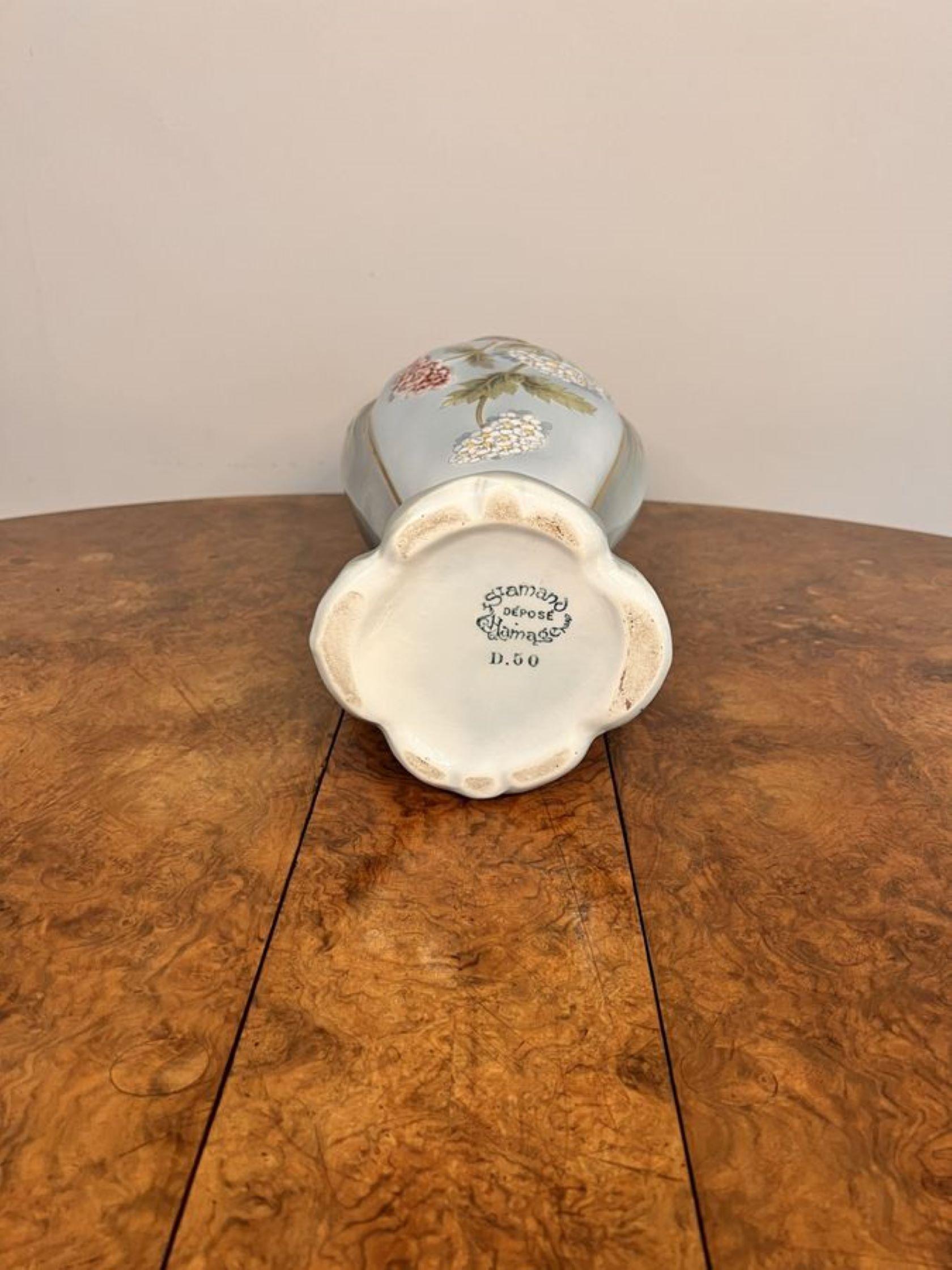 Splendida coppia di vasi francesi antichi di qualità, con una splendida coppia di vasi francesi antichi con manici gemelli sagomati, una parte superiore sagomata, con un fondo verde con pannelli dorati in oro decorati con fiori in splendidi colori