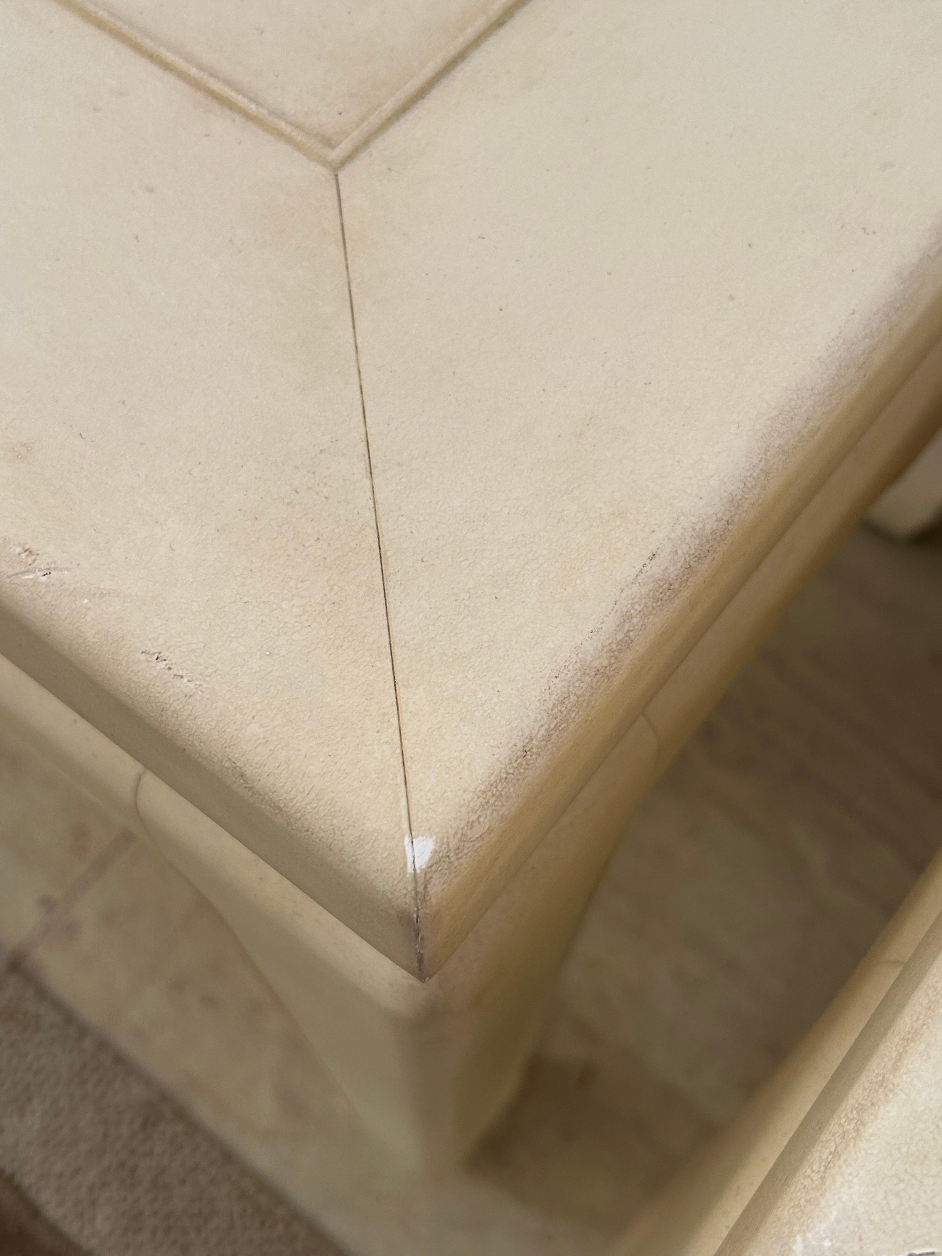 Raffiniertes Paar quadratischer beiger Hollywood Regency Beistelltische von Ralph Lauren mit einer scheinbar ledernen Umhüllung auf Holzoberfläche.  Die Beine haben eine asiatische Silhouette.
