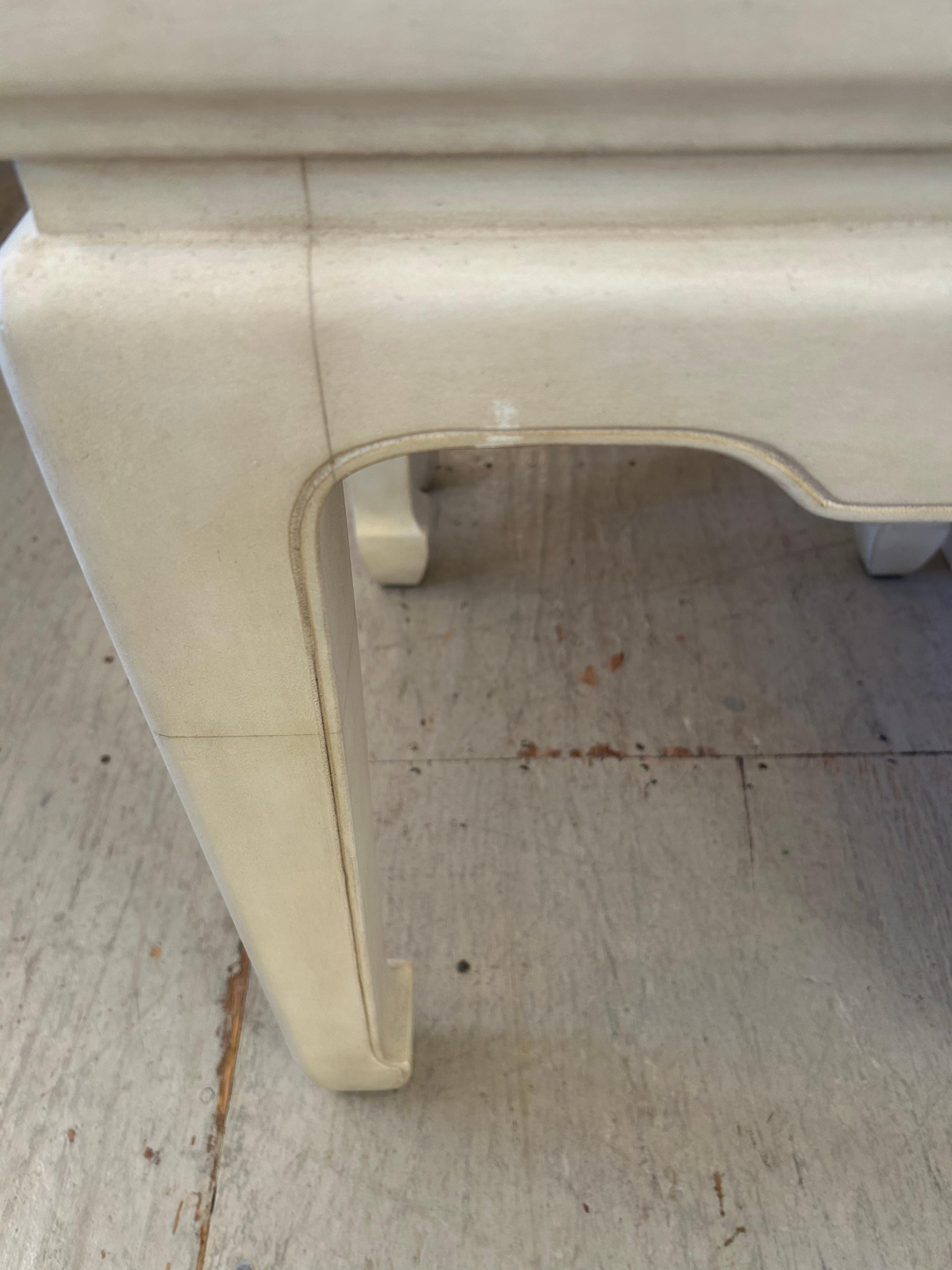 Atemberaubendes Paar Ralph Lauren Beige Quadratischer Beistelltische mit asiatischem Flair, Paar (Ende des 20. Jahrhunderts) im Angebot