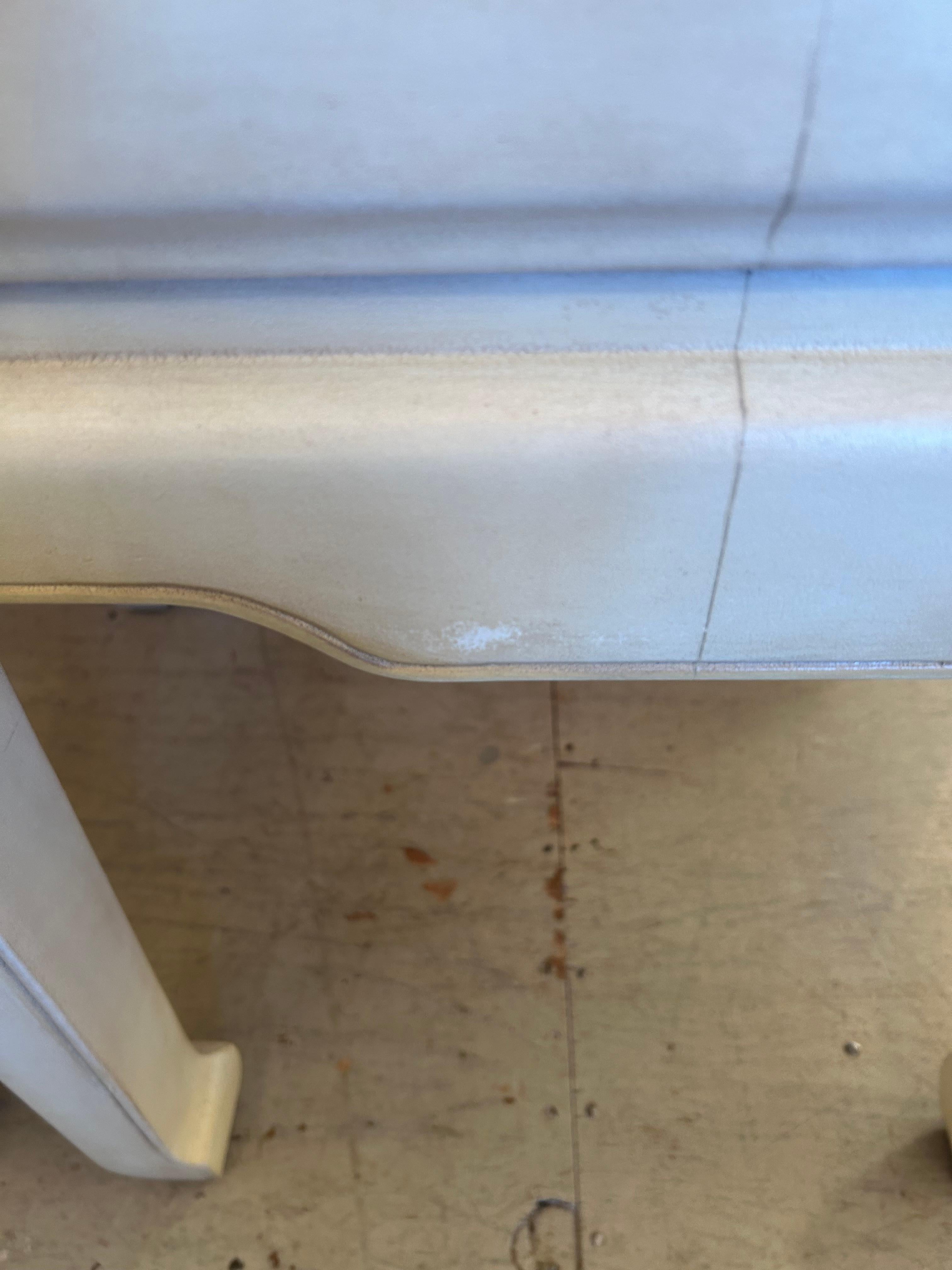 Atemberaubendes Paar Ralph Lauren Beige Quadratischer Beistelltische mit asiatischem Flair, Paar (Leder) im Angebot