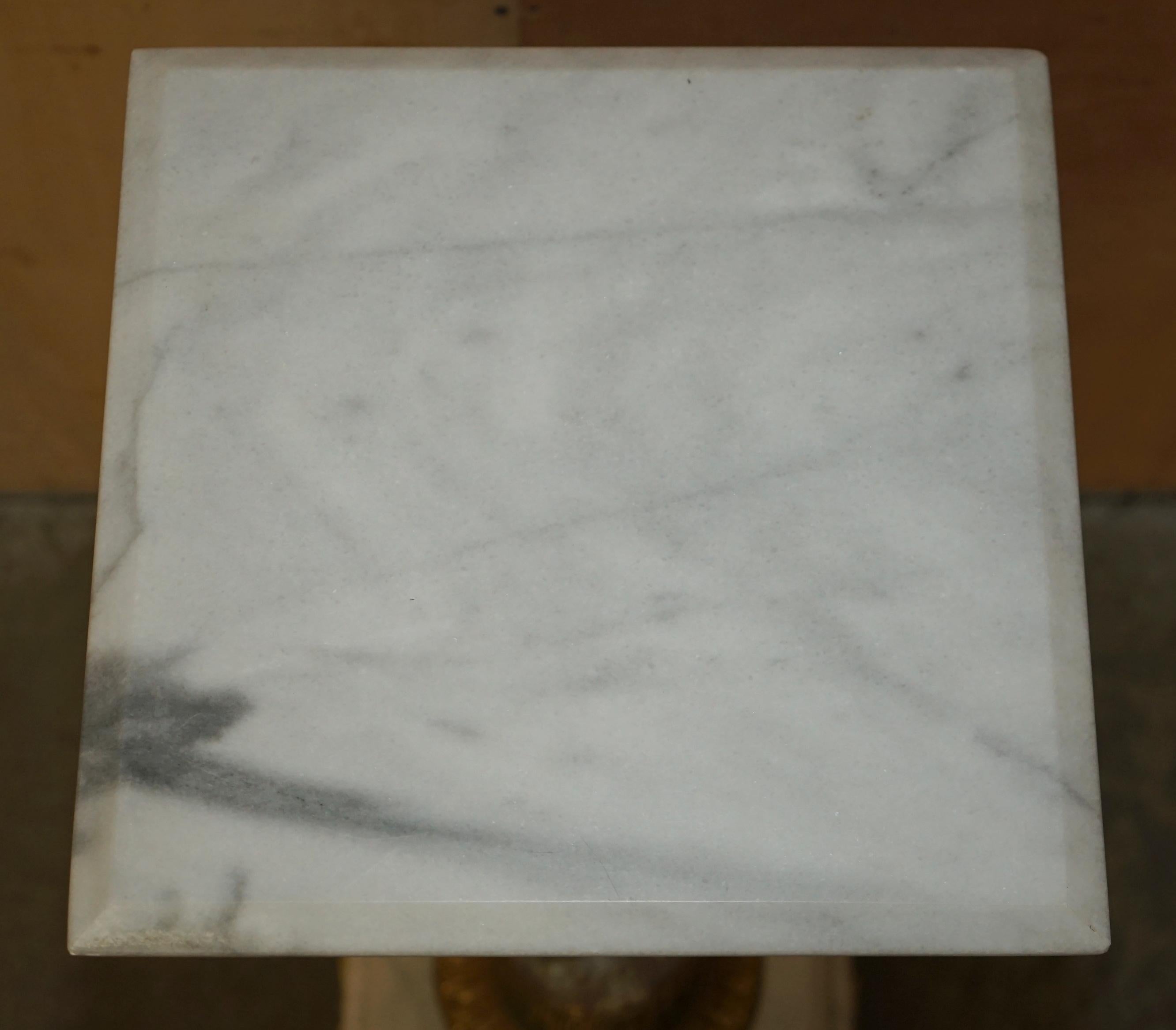 STUNNiNG PAAR KÖNIGLICHER ITALIENISCHER CARRARA-MARBEL & ENAMEL-LACKIERTE BRASS-SÄULEN im Angebot 9