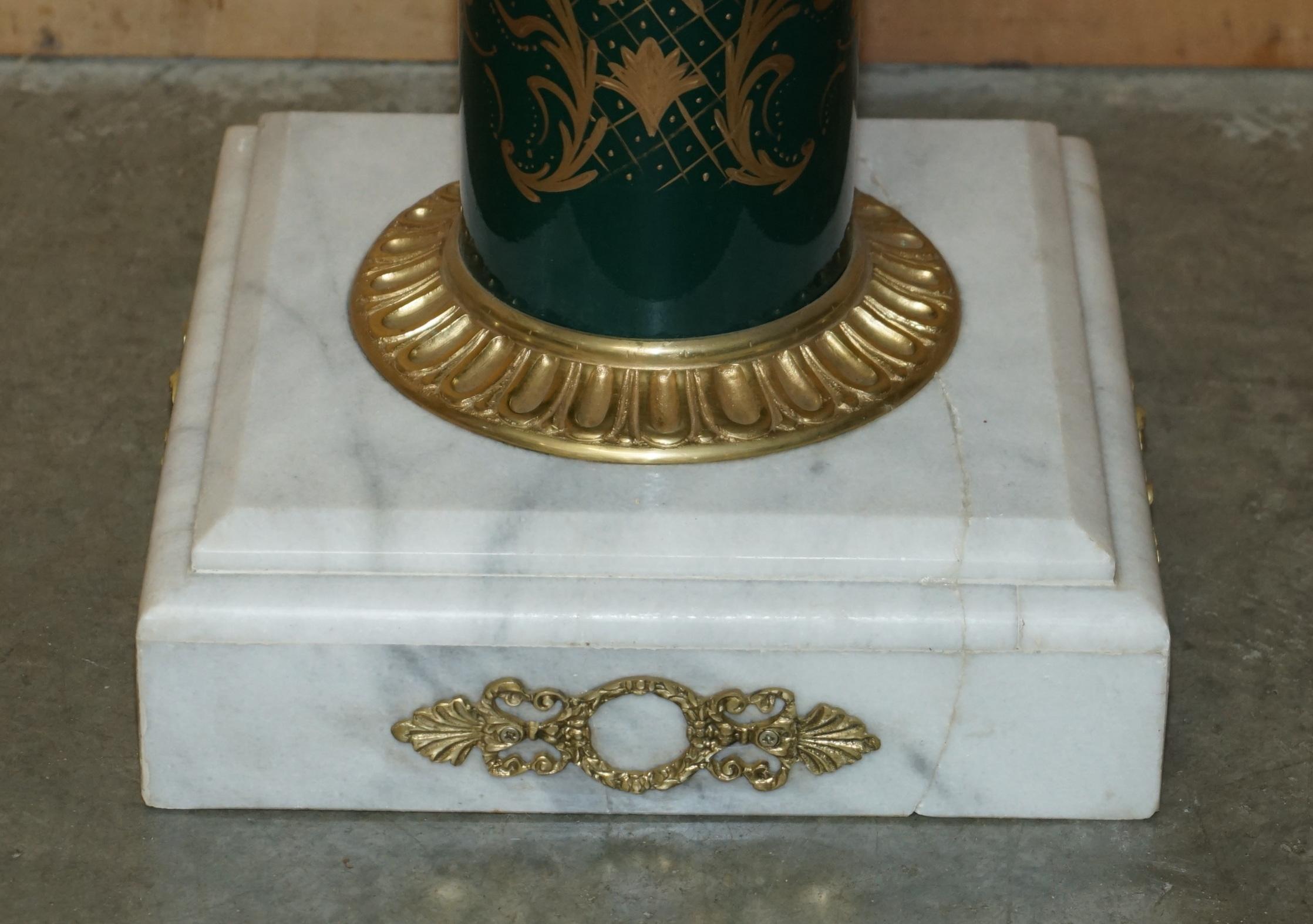 STUNNiNG PAAR KÖNIGLICHER ITALIENISCHER CARRARA-MARBEL & ENAMEL-LACKIERTE BRASS-SÄULEN im Angebot 10