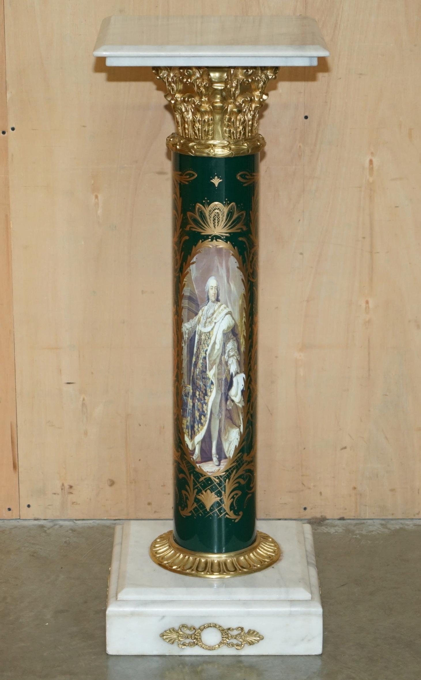 STUNNiNG PAAR KÖNIGLICHER ITALIENISCHER CARRARA-MARBEL & ENAMEL-LACKIERTE BRASS-SÄULEN (Regency) im Angebot