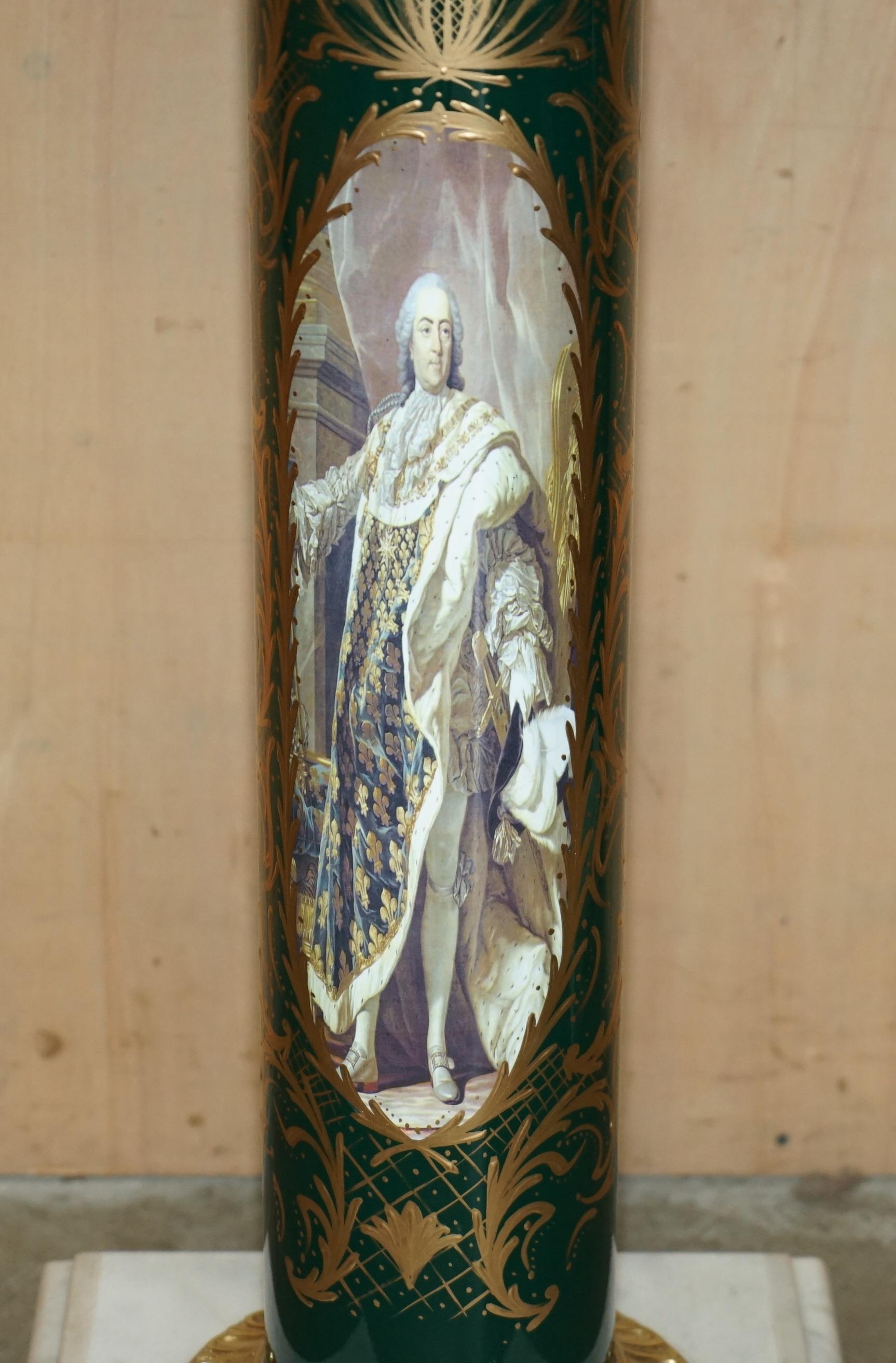 STUNNiNG PAAR KÖNIGLICHER ITALIENISCHER CARRARA-MARBEL & ENAMEL-LACKIERTE BRASS-SÄULEN (Europäisch) im Angebot