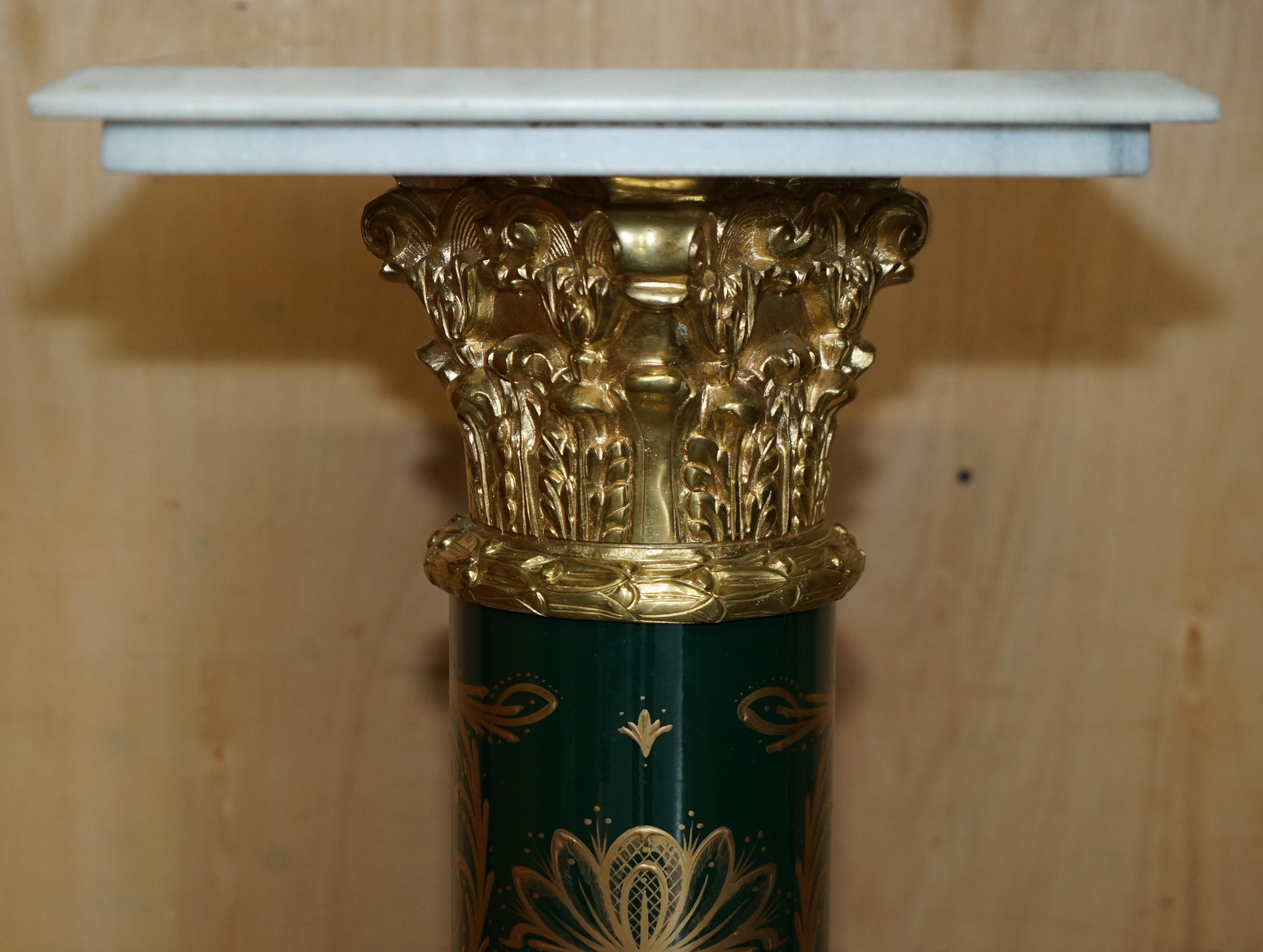 STUNNiNG PAAR KÖNIGLICHER ITALIENISCHER CARRARA-MARBEL & ENAMEL-LACKIERTE BRASS-SÄULEN (20. Jahrhundert) im Angebot