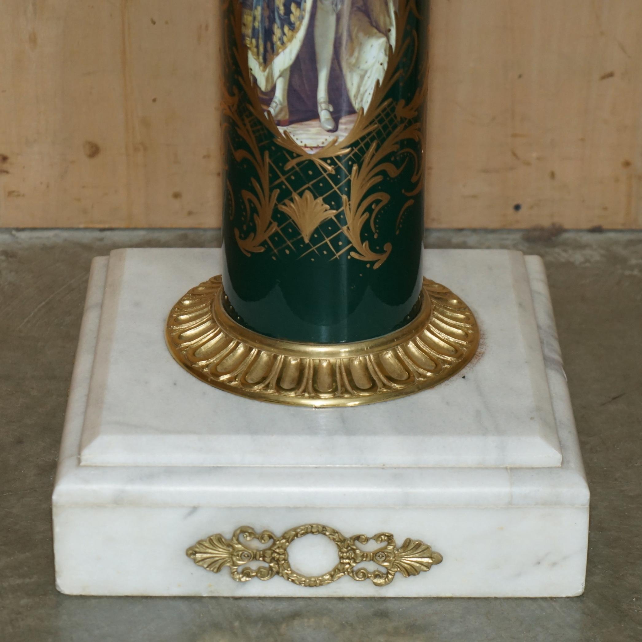 STUNNiNG PAAR KÖNIGLICHER ITALIENISCHER CARRARA-MARBEL & ENAMEL-LACKIERTE BRASS-SÄULEN im Angebot 1