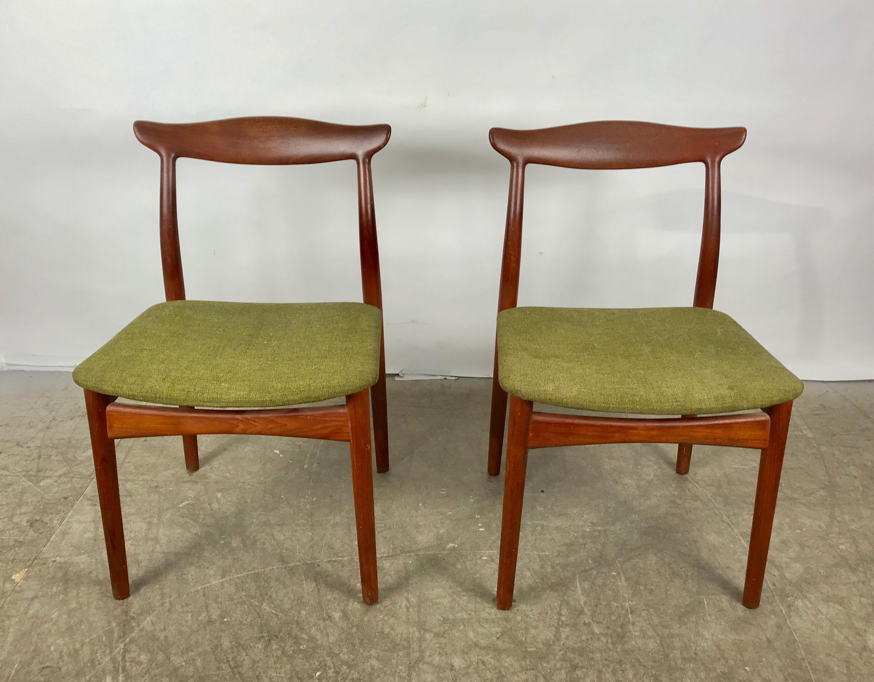 Superbe paire de chaises d'appoint sculpturales, Arne Vodder pour Vamo Sonderborg Pv. Merveilleuse conception sculpturale. Qualité et menuiserie supérieures. Patine et finition d'origine étonnantes, conserve le tissu de laine vert d'origine. Il