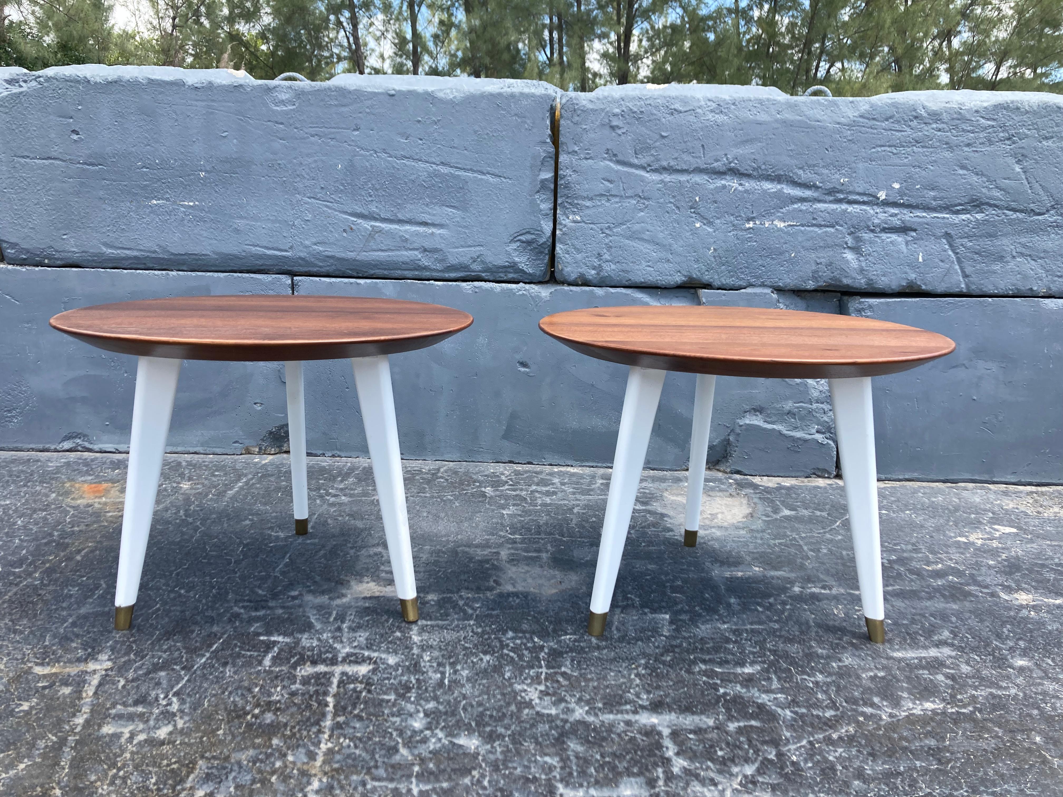 Impresionante pareja de mesas auxiliares o mesas auxiliares de estilo Gio Ponti, teca en venta 4