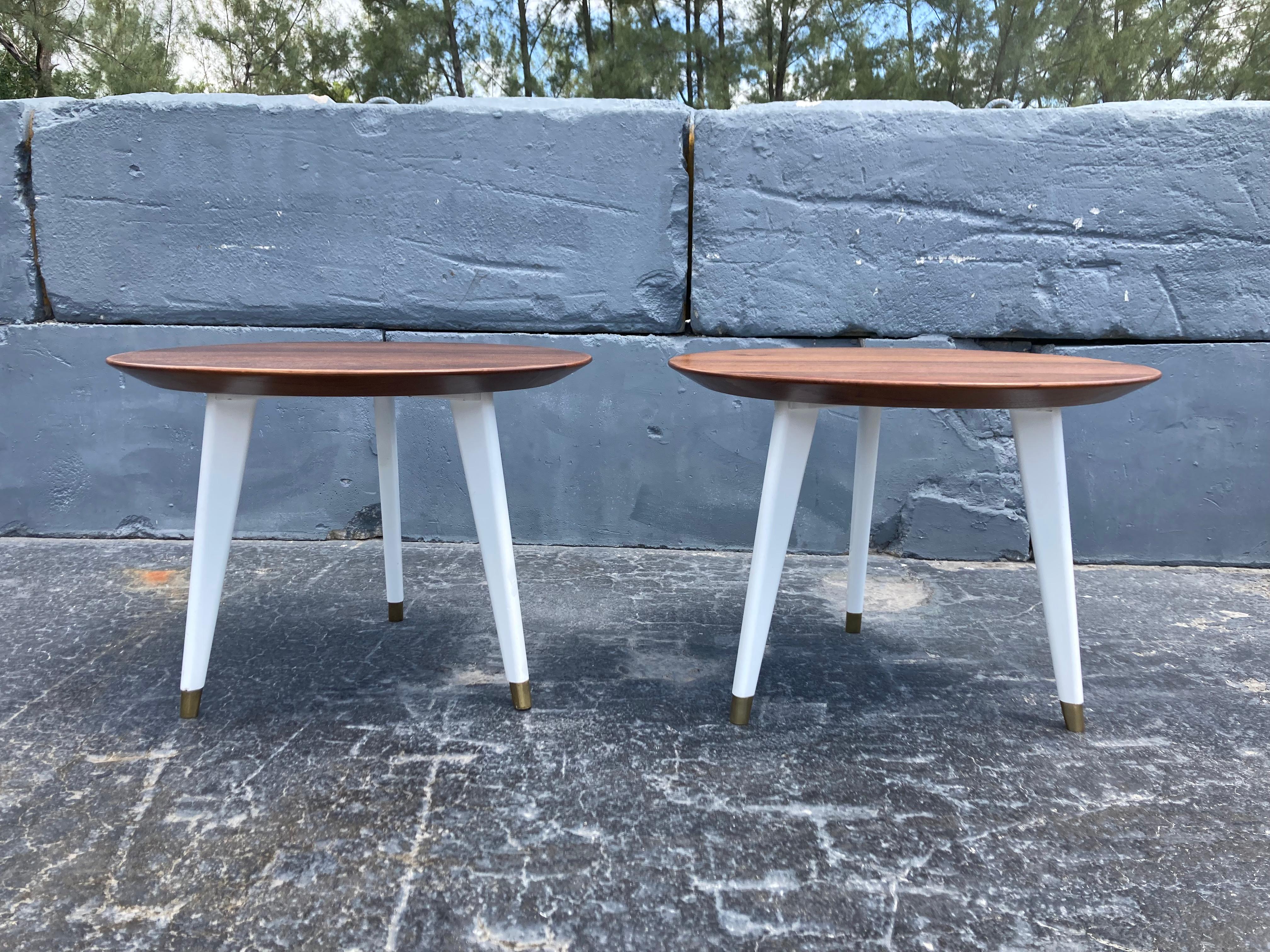 Impresionante pareja de mesas auxiliares o mesas auxiliares de estilo Gio Ponti, teca en venta 7