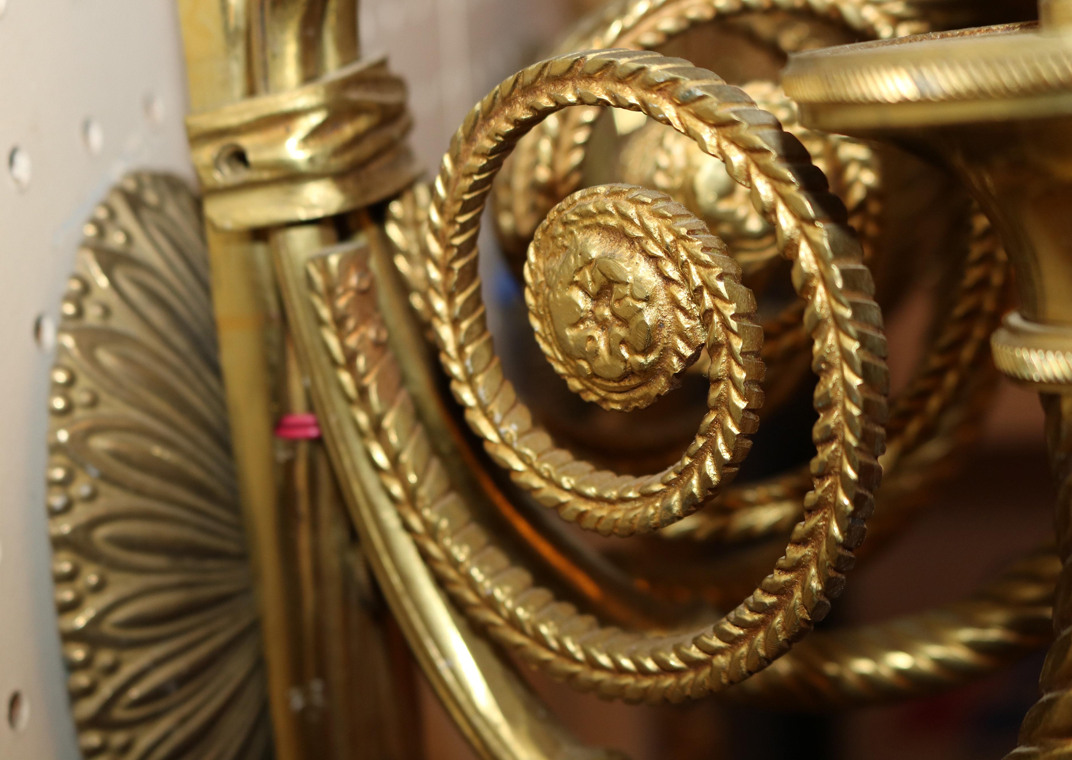 Atemberaubendes Paar 3armiger Wandleuchter aus massivem Messing im französischen Louis-XVI.-Stil mit Bändern im Angebot 1