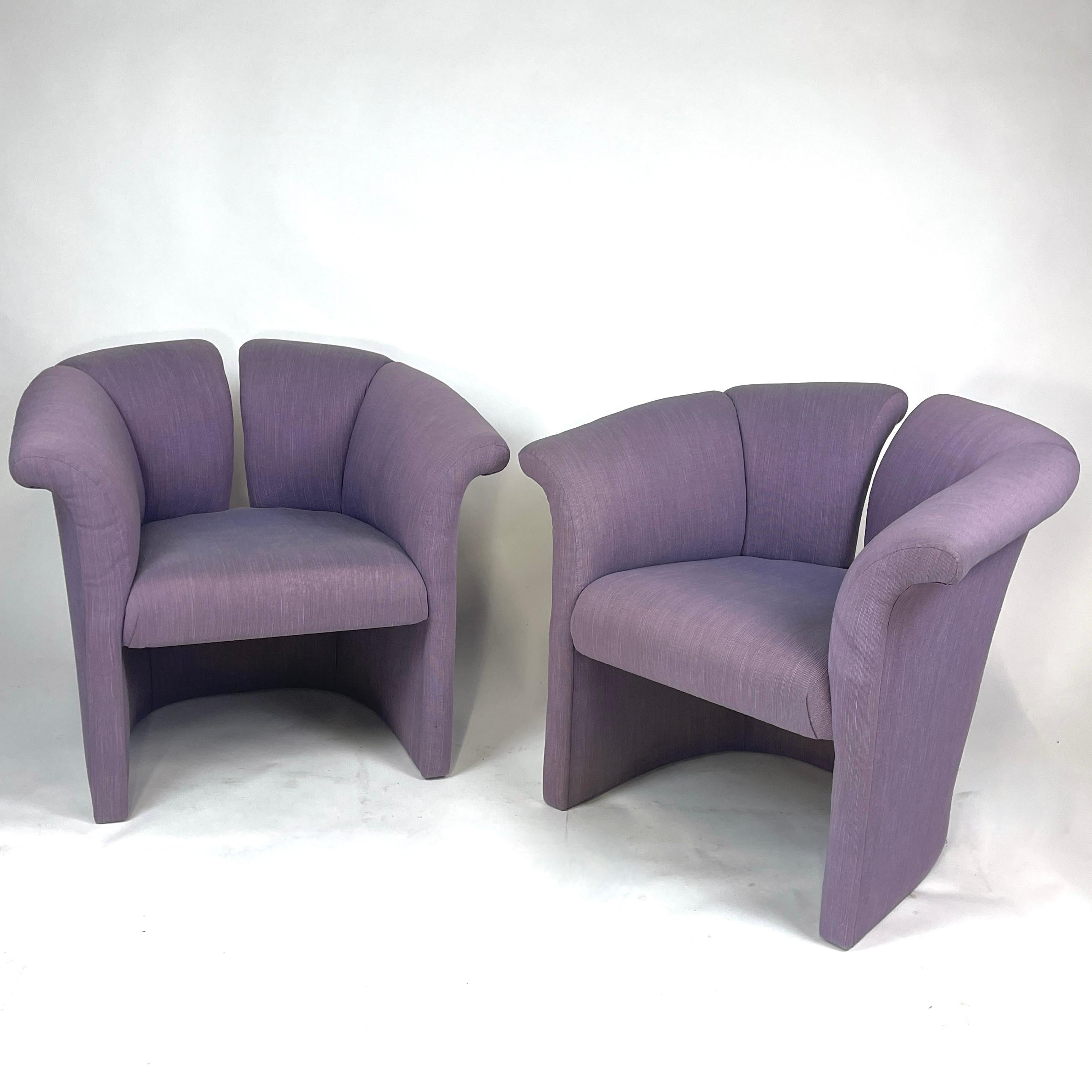 Superbe paire de chaises de baril postmodernes à dossier fendu et revêtement d'excellente qualité en vente 6