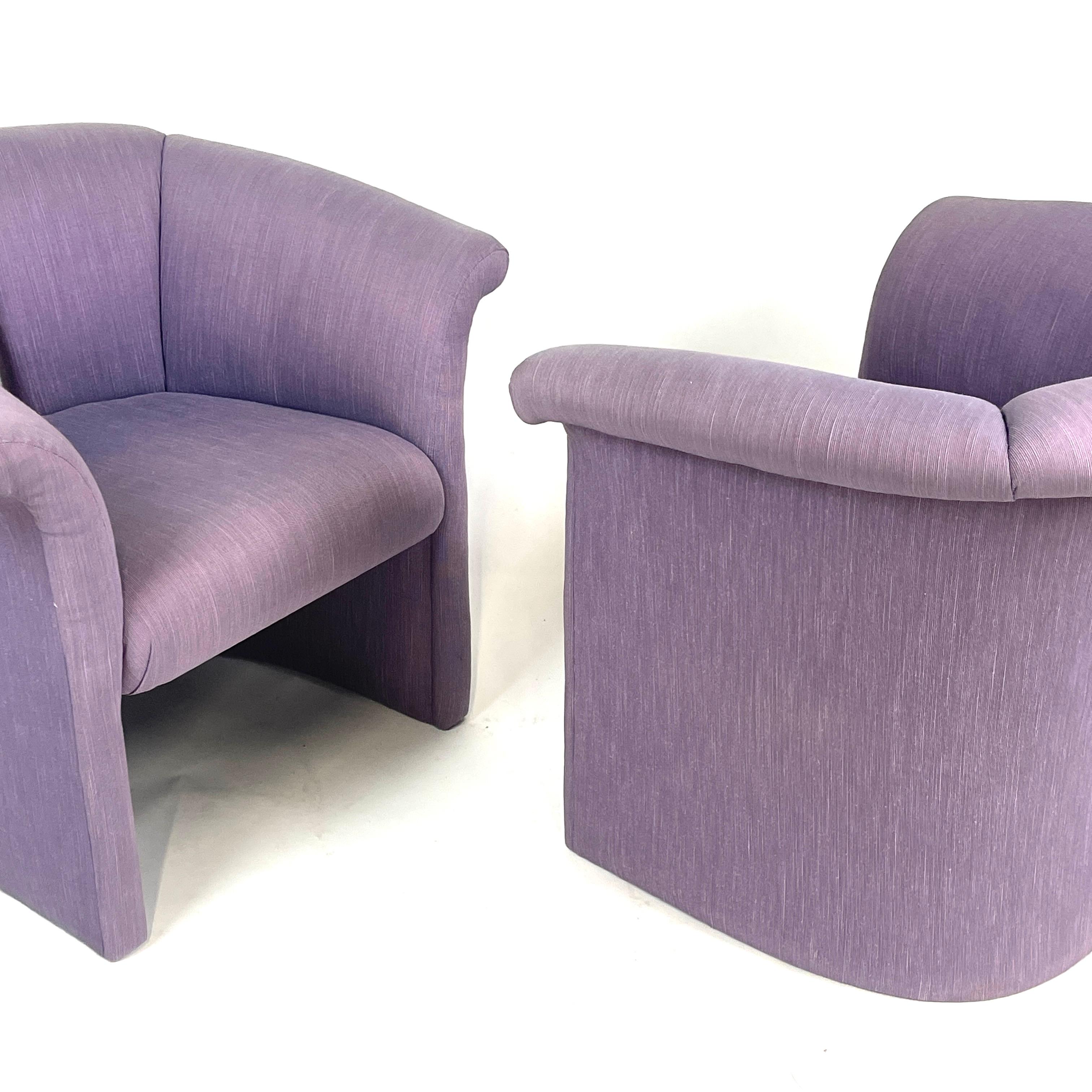 Postmoderne Superbe paire de chaises de baril postmodernes à dossier fendu et revêtement d'excellente qualité en vente