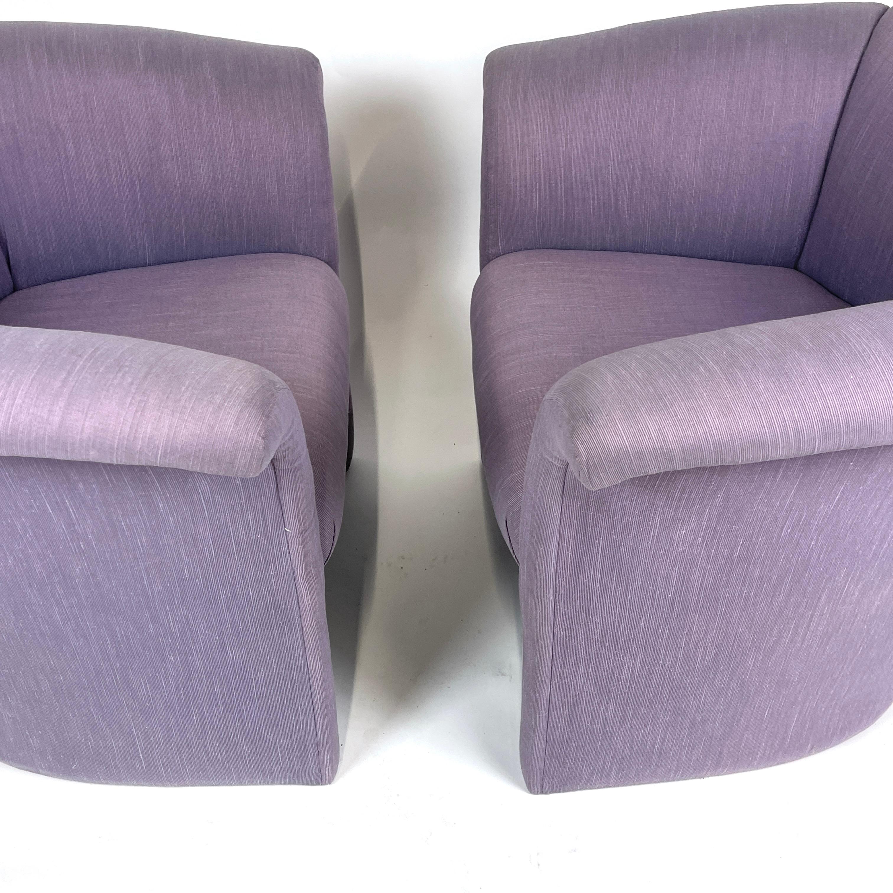 20ième siècle Superbe paire de chaises de baril postmodernes à dossier fendu et revêtement d'excellente qualité en vente
