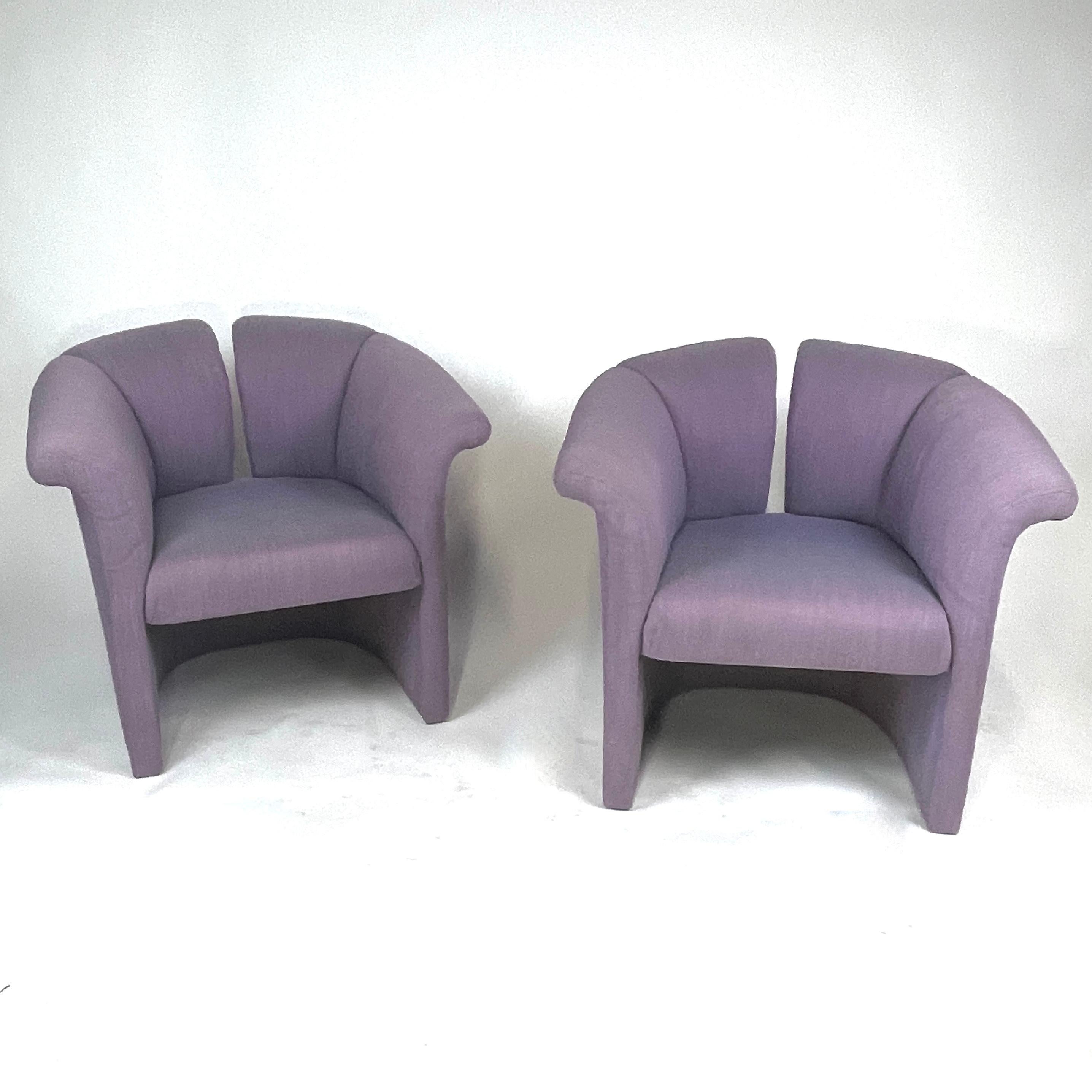 Tissu d'ameublement Superbe paire de chaises de baril postmodernes à dossier fendu et revêtement d'excellente qualité en vente
