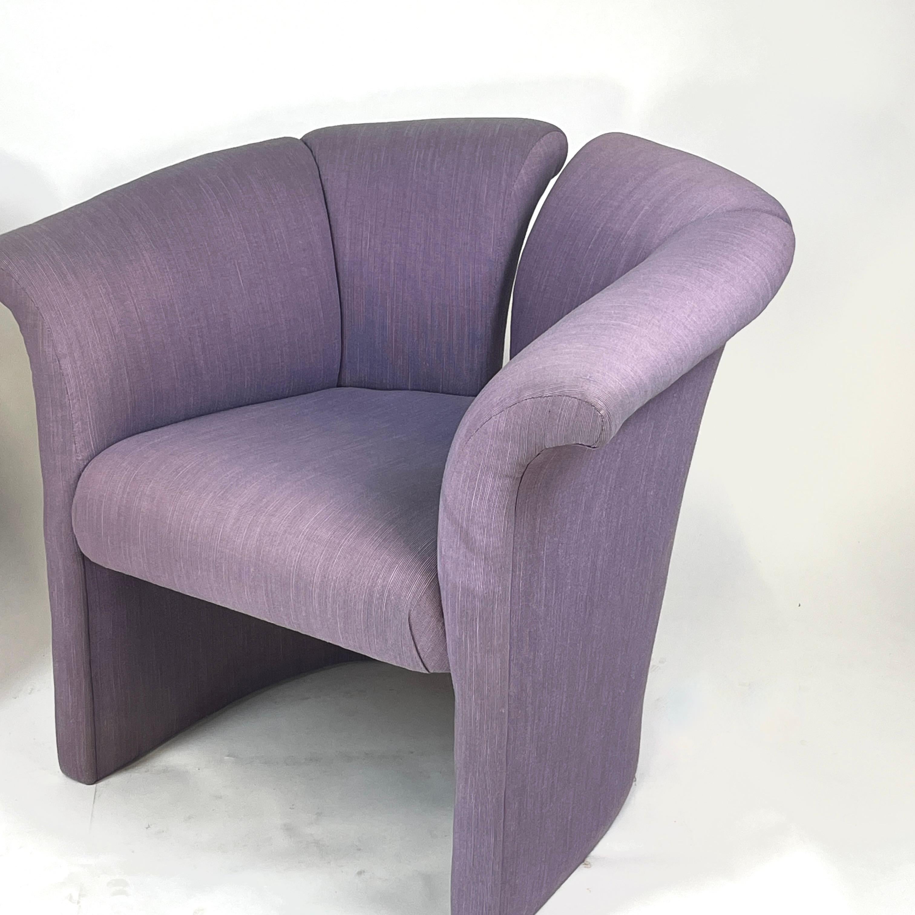 Superbe paire de chaises de baril postmodernes à dossier fendu et revêtement d'excellente qualité en vente 1