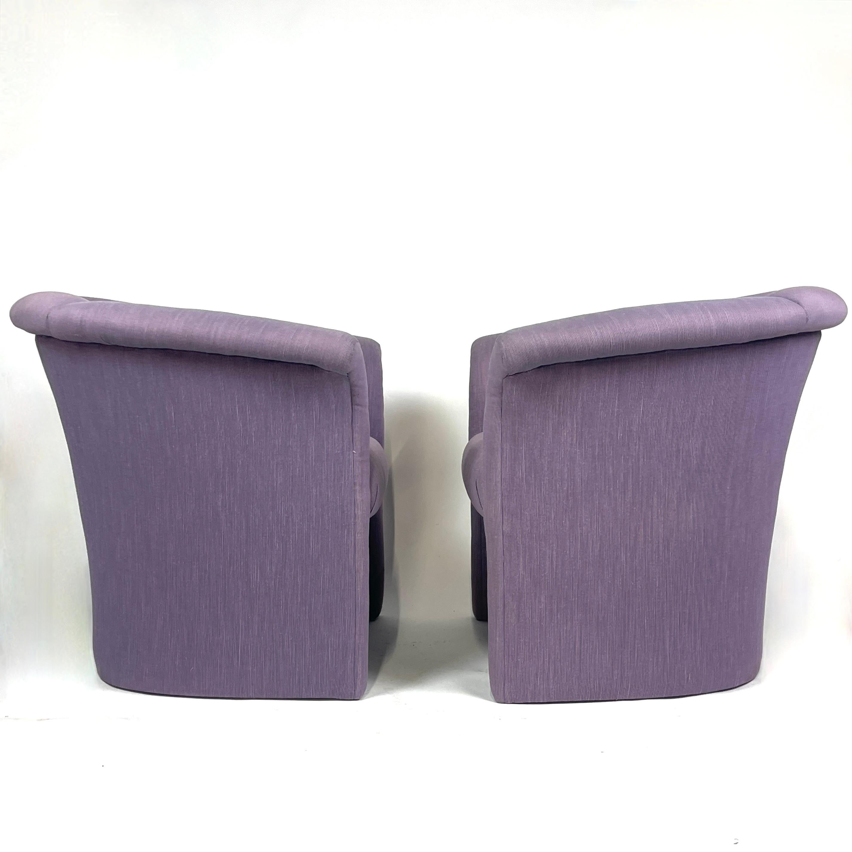 Superbe paire de chaises de baril postmodernes à dossier fendu et revêtement d'excellente qualité en vente 2