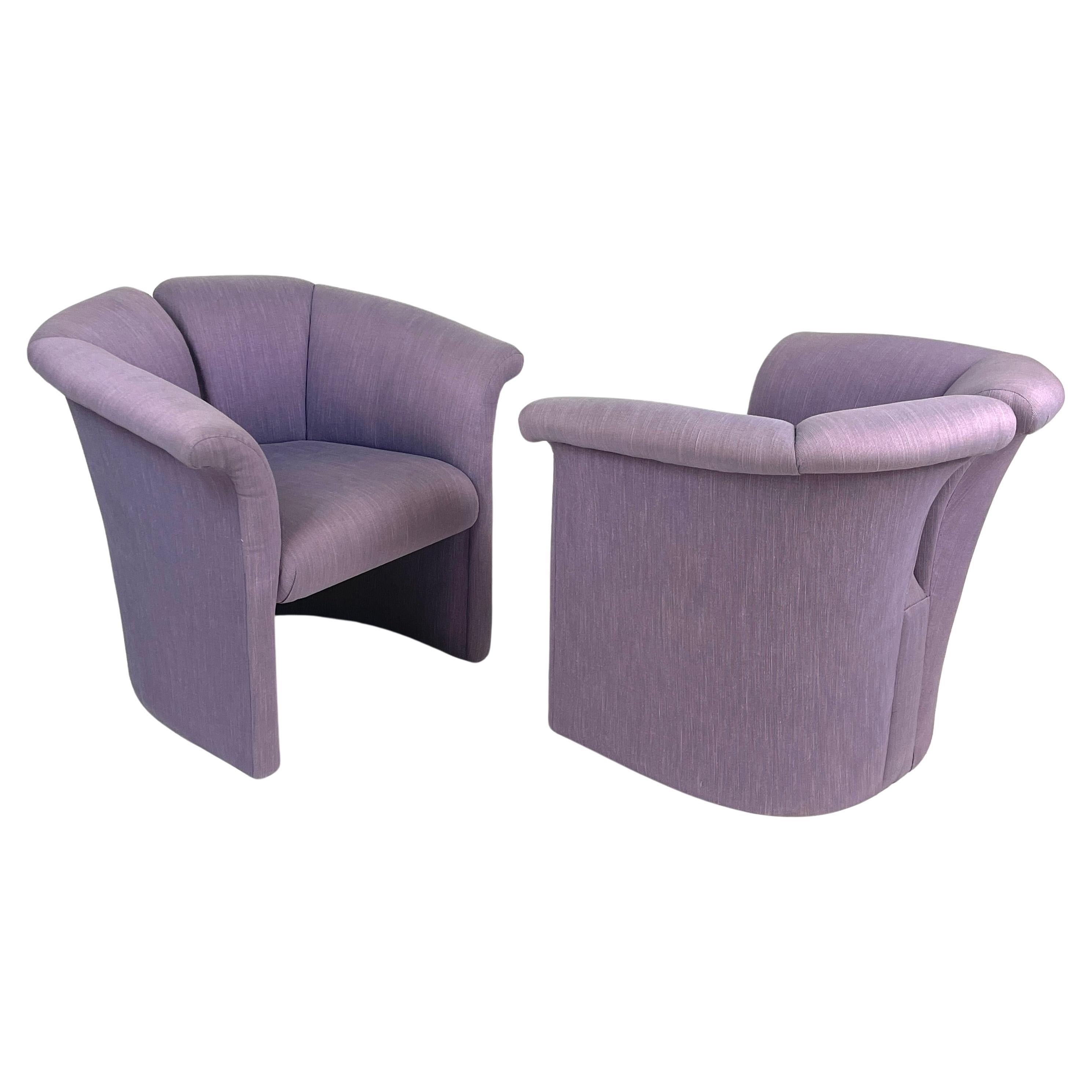 Superbe paire de chaises de baril postmodernes à dossier fendu et revêtement d'excellente qualité en vente
