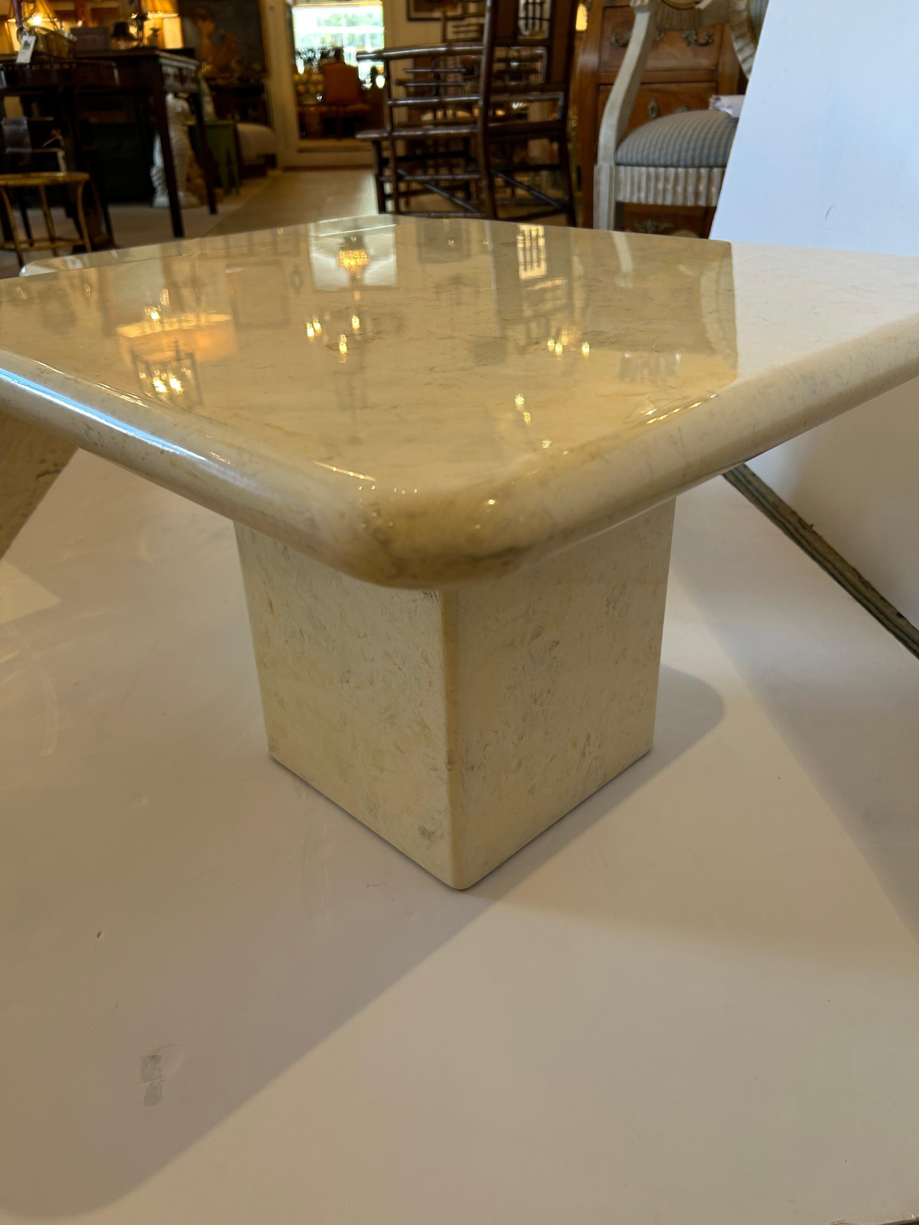 Superbe paire de tables cocktails carrées en Wood laqué et faux marbre se chevauchant en vente 4