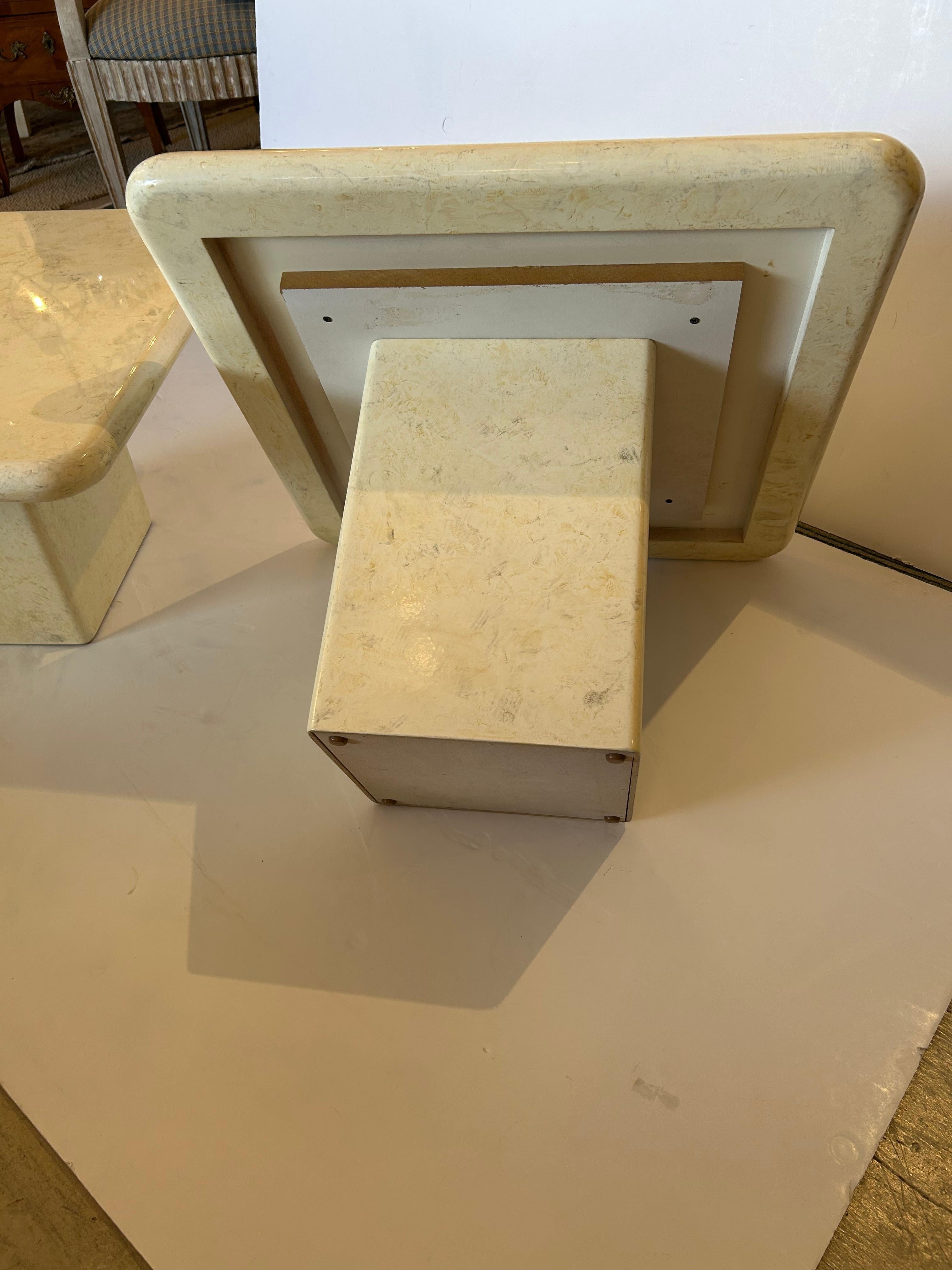 Superbe paire de tables cocktails carrées en Wood laqué et faux marbre se chevauchant en vente 5