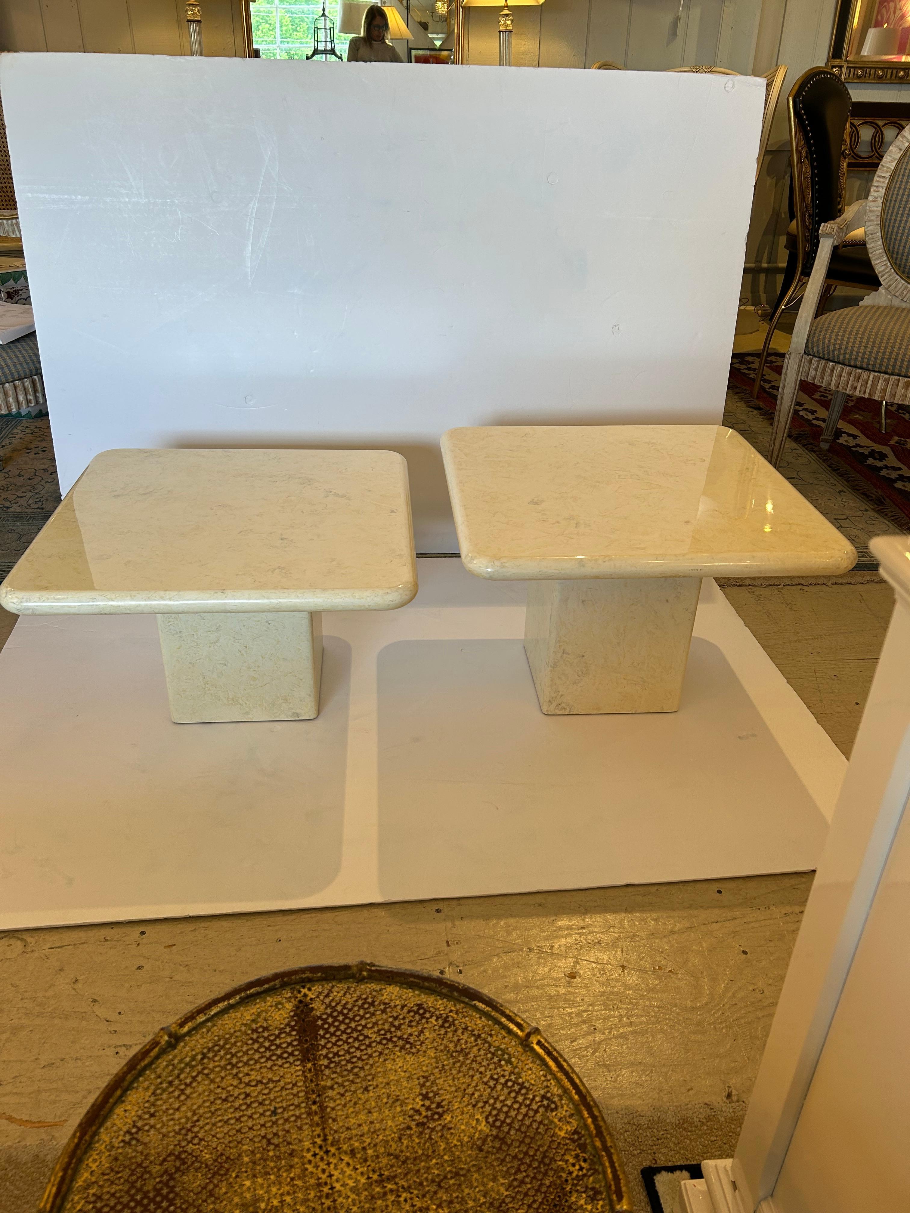 Moderne Superbe paire de tables cocktails carrées en Wood laqué et faux marbre se chevauchant en vente