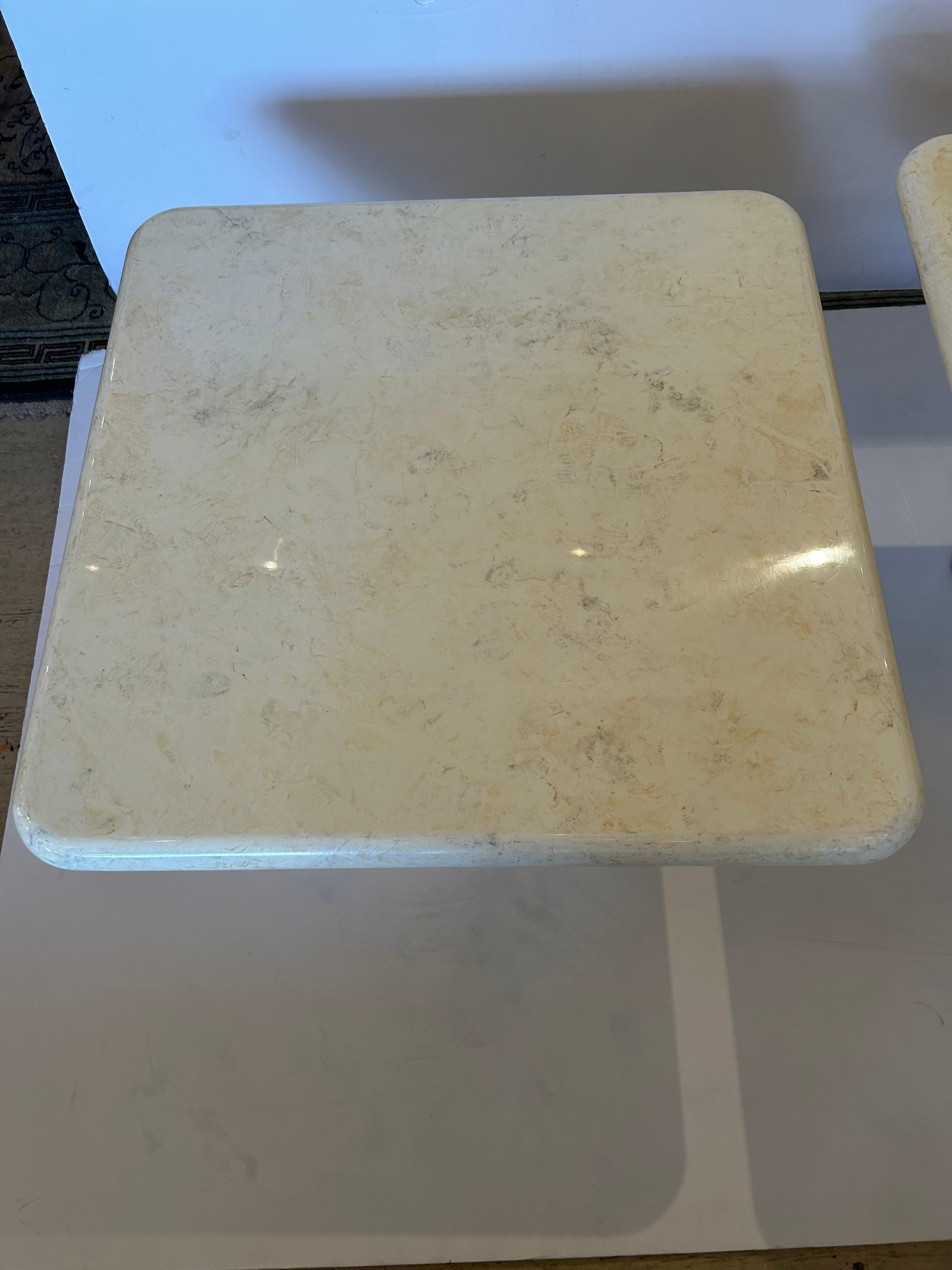 Américain Superbe paire de tables cocktails carrées en Wood laqué et faux marbre se chevauchant en vente