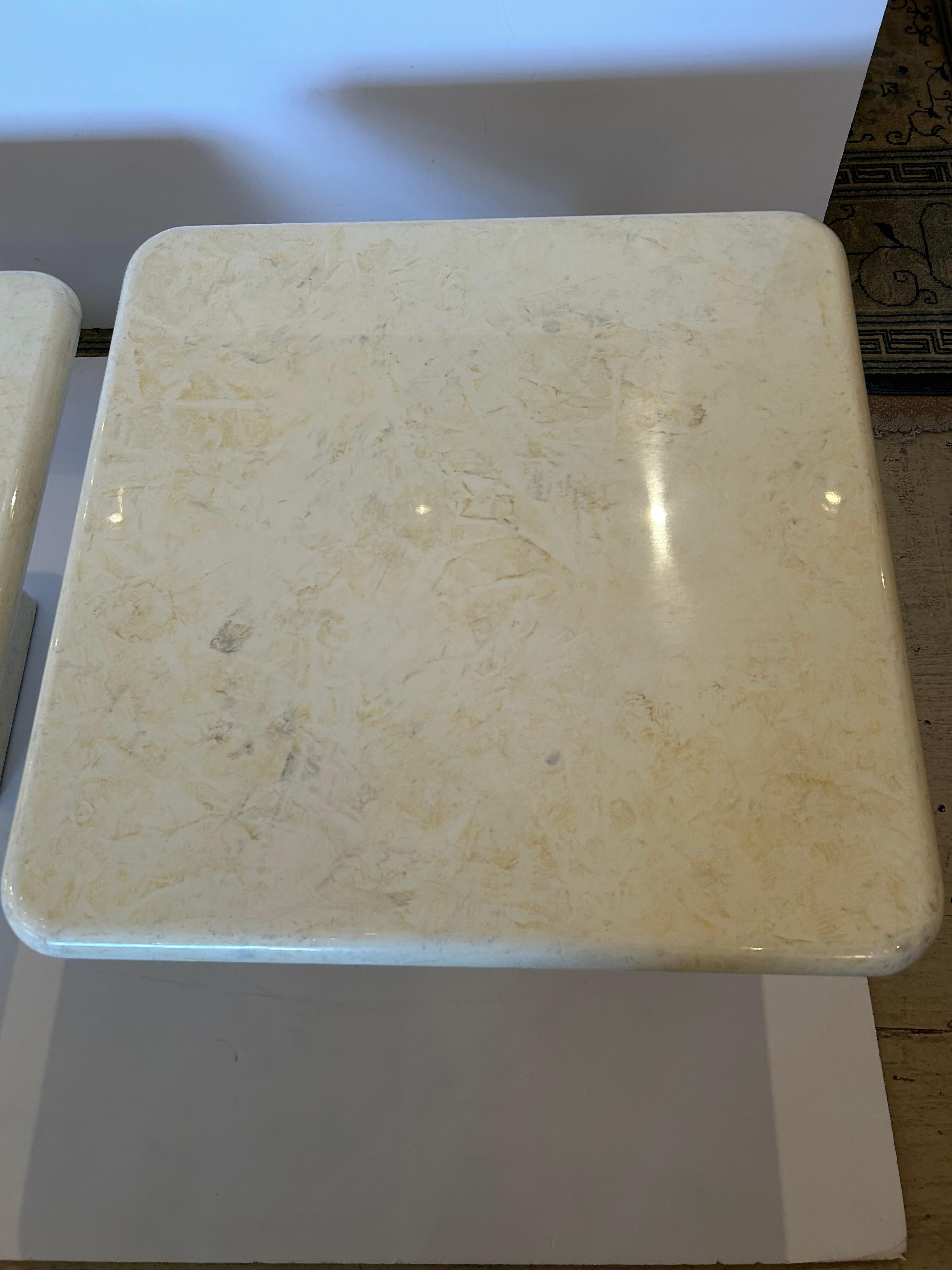 Superbe paire de tables cocktails carrées en Wood laqué et faux marbre se chevauchant Bon état - En vente à Hopewell, NJ