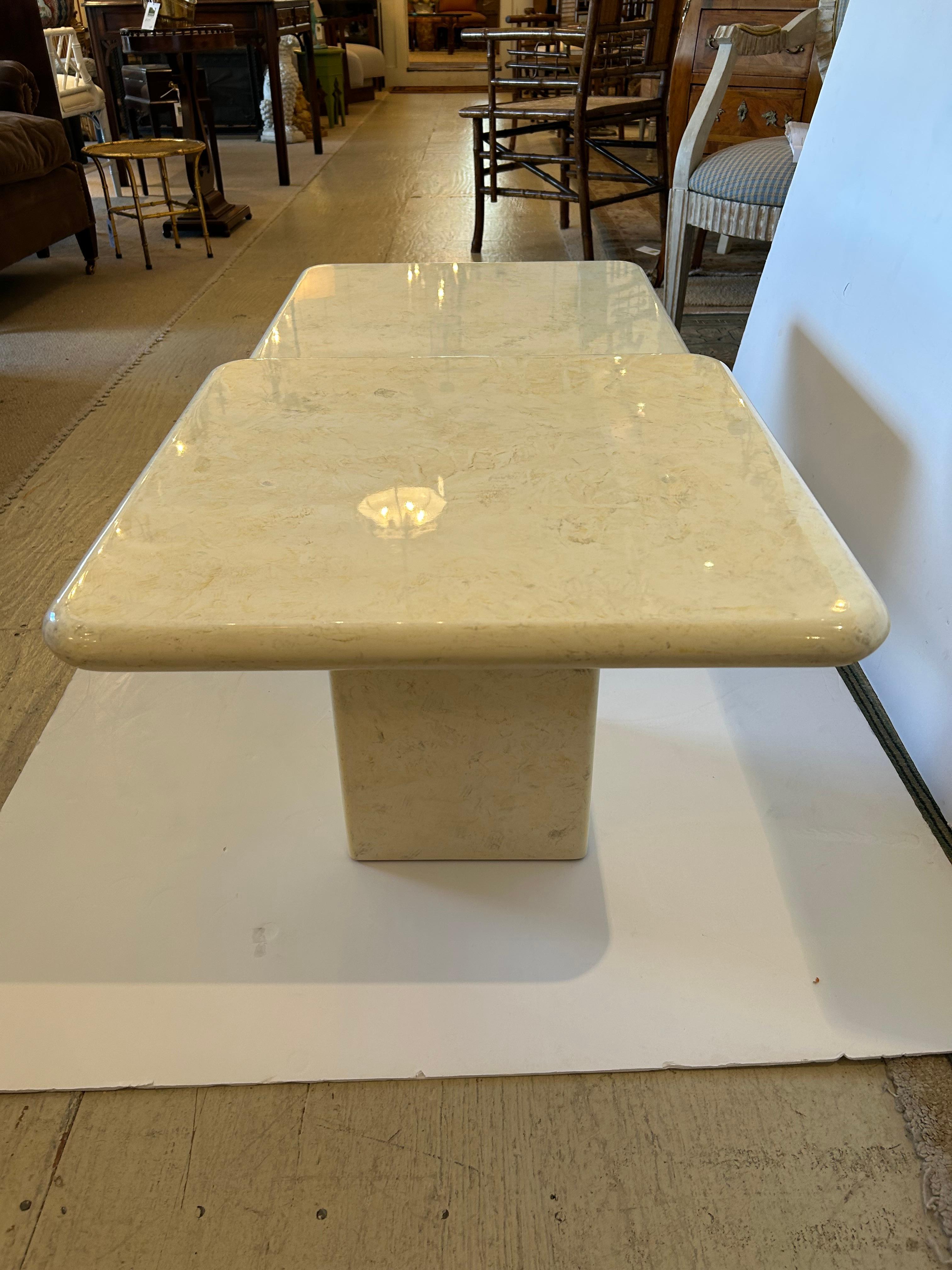 Fin du 20e siècle Superbe paire de tables cocktails carrées en Wood laqué et faux marbre se chevauchant en vente