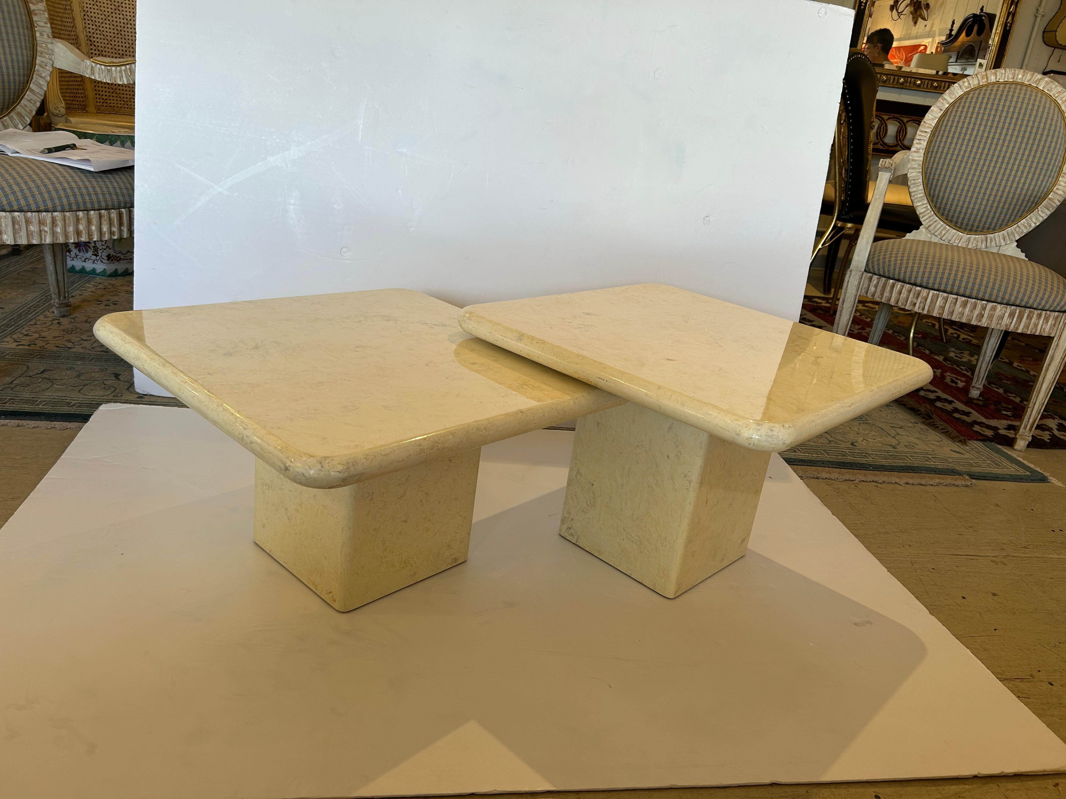 Superbe paire de tables cocktails carrées en Wood laqué et faux marbre se chevauchant en vente 2