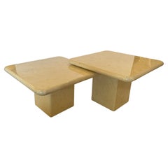Atemberaubendes Paar quadratischer Cocktail Tables aus lackiertem Holz und Kunstmarmor mit Überlappung