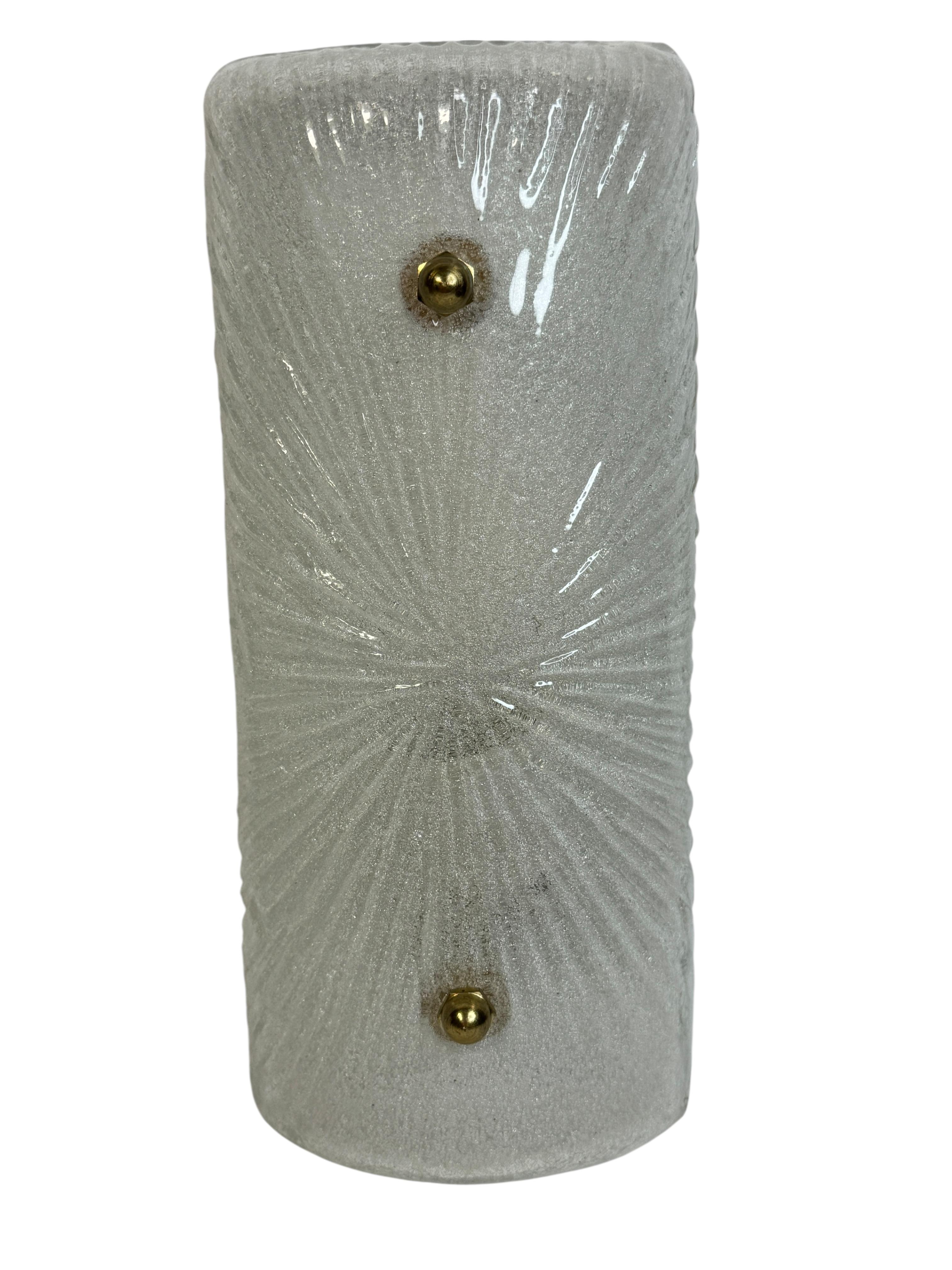 Unglaubliches Paar moderner Murano-Glas-Wandleuchter mit lackierter Metallplatte und Messingschrauben. Diese wunderschönen Stücke wurden in den 1970er Jahren in Italien entworfen.
Jede Leuchte zeichnet sich durch eine detaillierte Gestaltung der