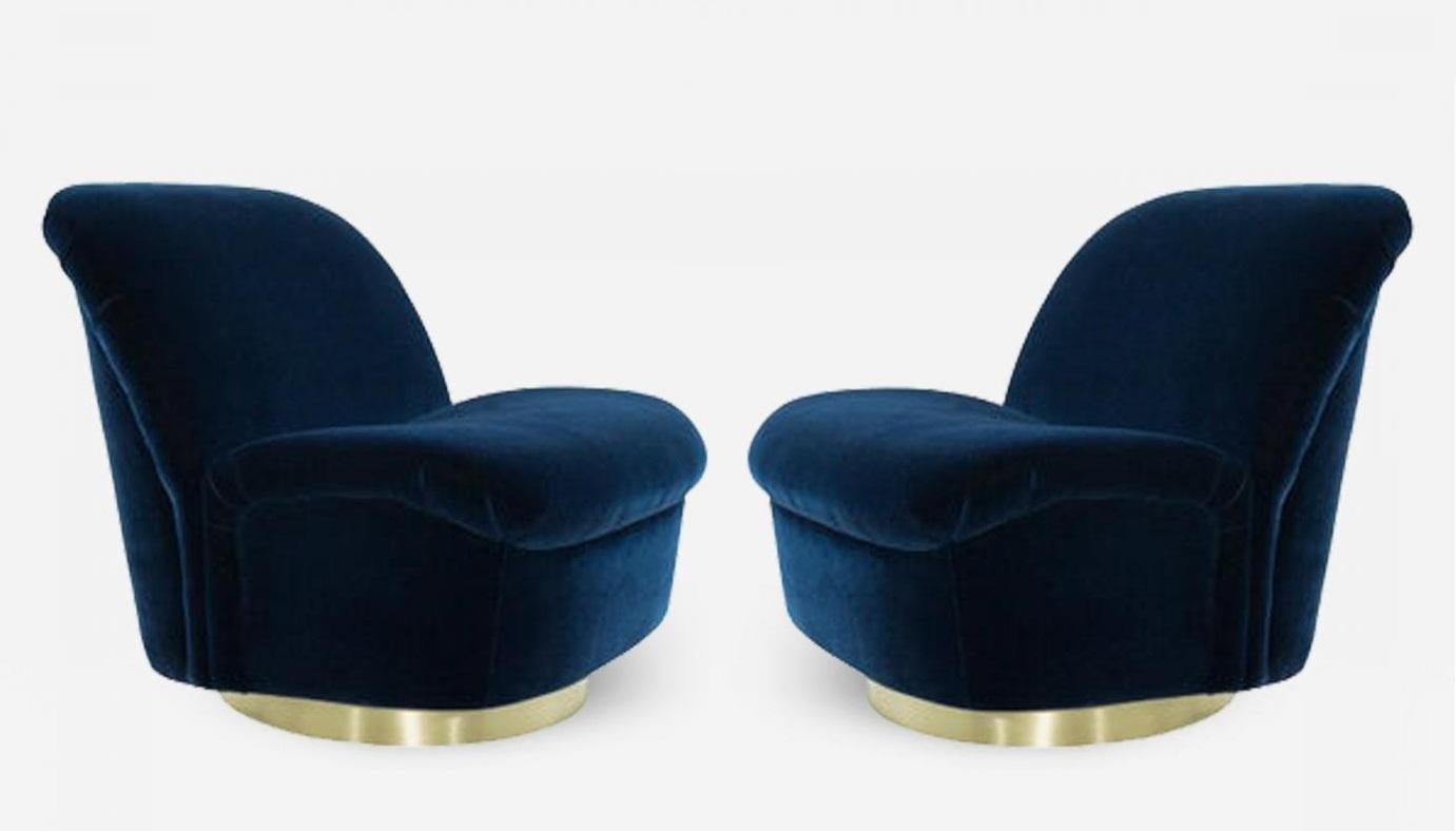 Mid-Century Modern Chaises longues directionnelles des années 1980 en bleu marine avec base en laiton en vente