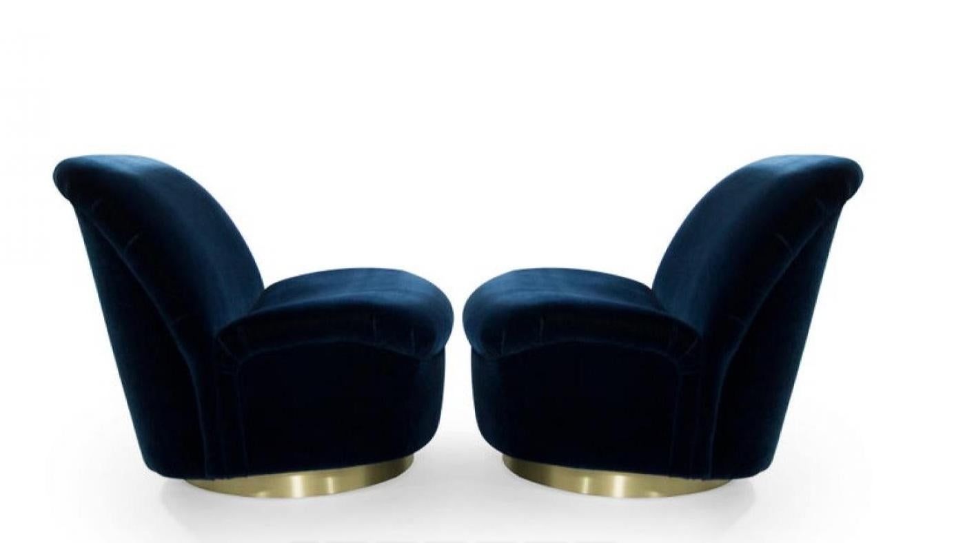 Américain Chaises longues directionnelles des années 1980 en bleu marine avec base en laiton en vente