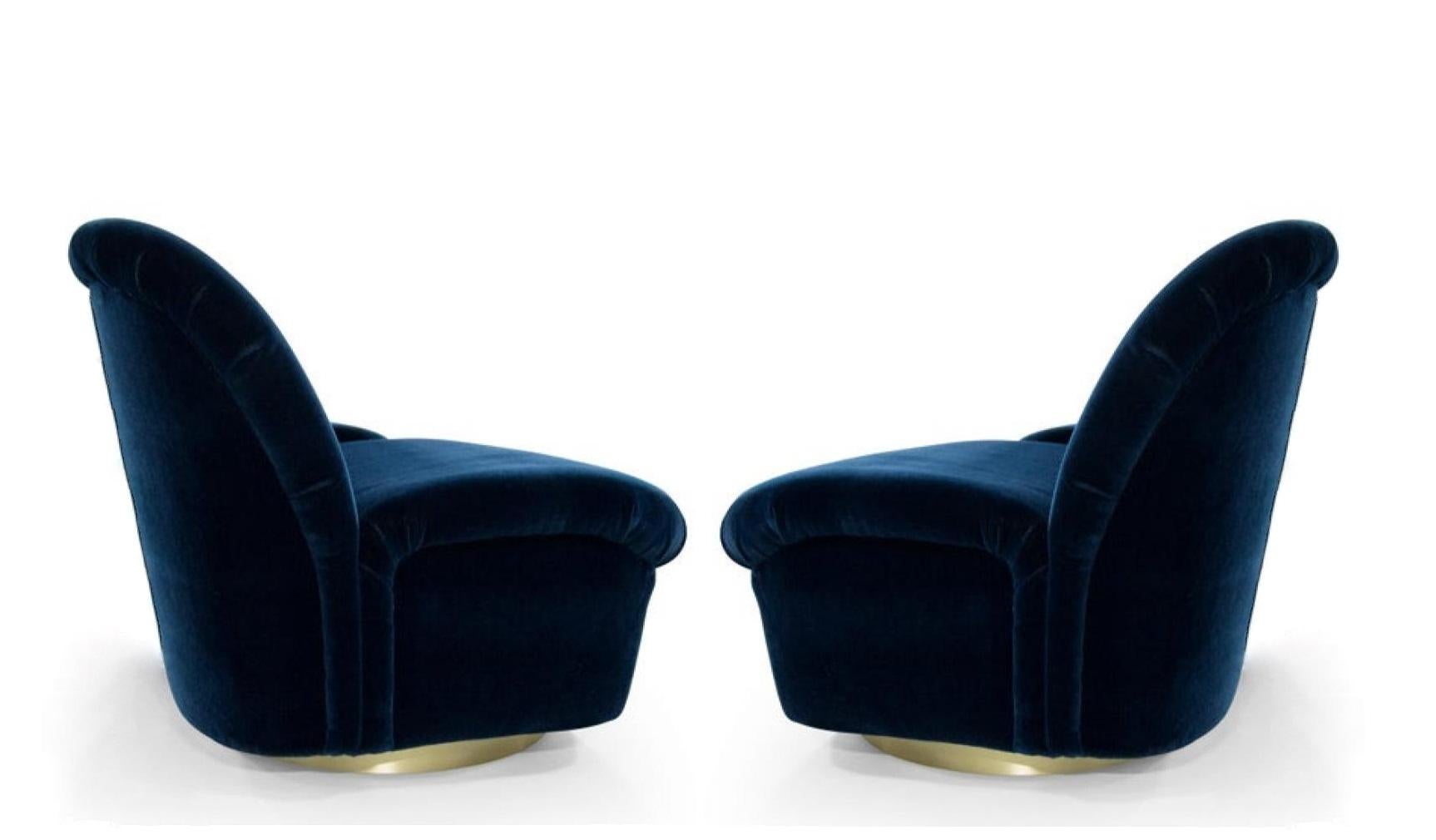 Chaises longues directionnelles des années 1980 en bleu marine avec base en laiton Bon état - En vente à Dallas, TX