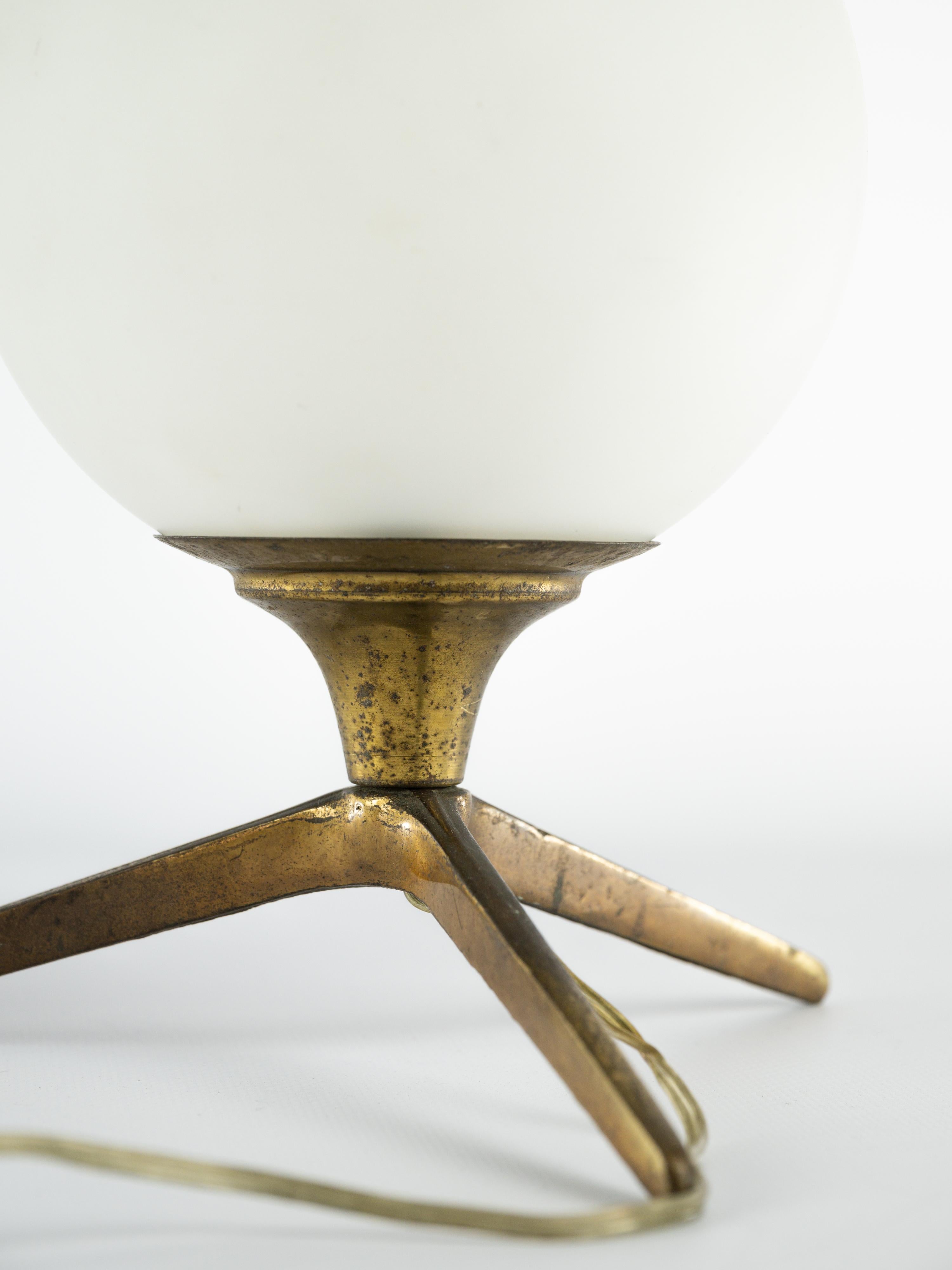 Stunning pair of table lamps in brass and opaline glass For Sale 5