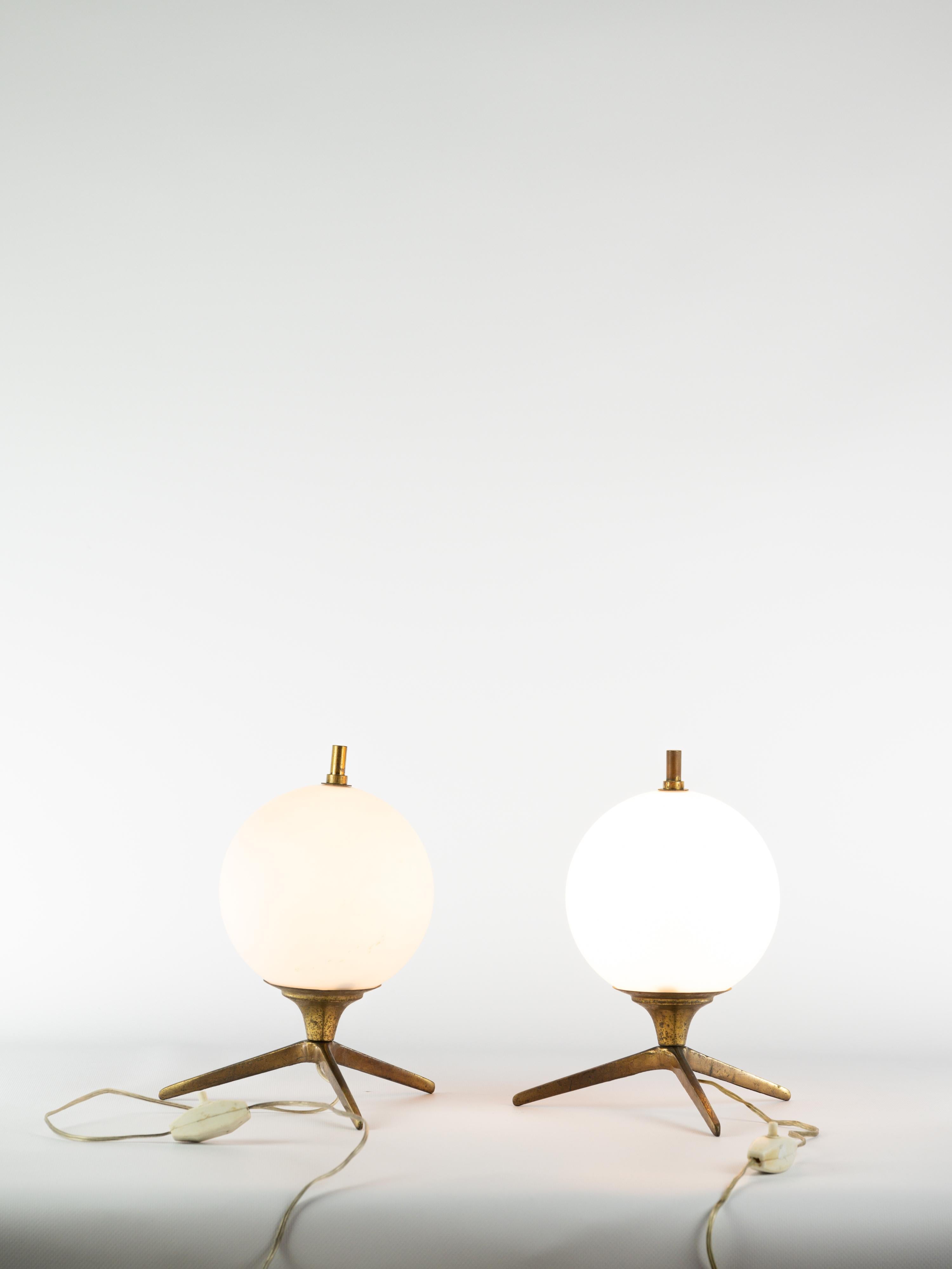 Mid-Century Modern Superbe paire de lampes de table en laiton et verre opalin en vente
