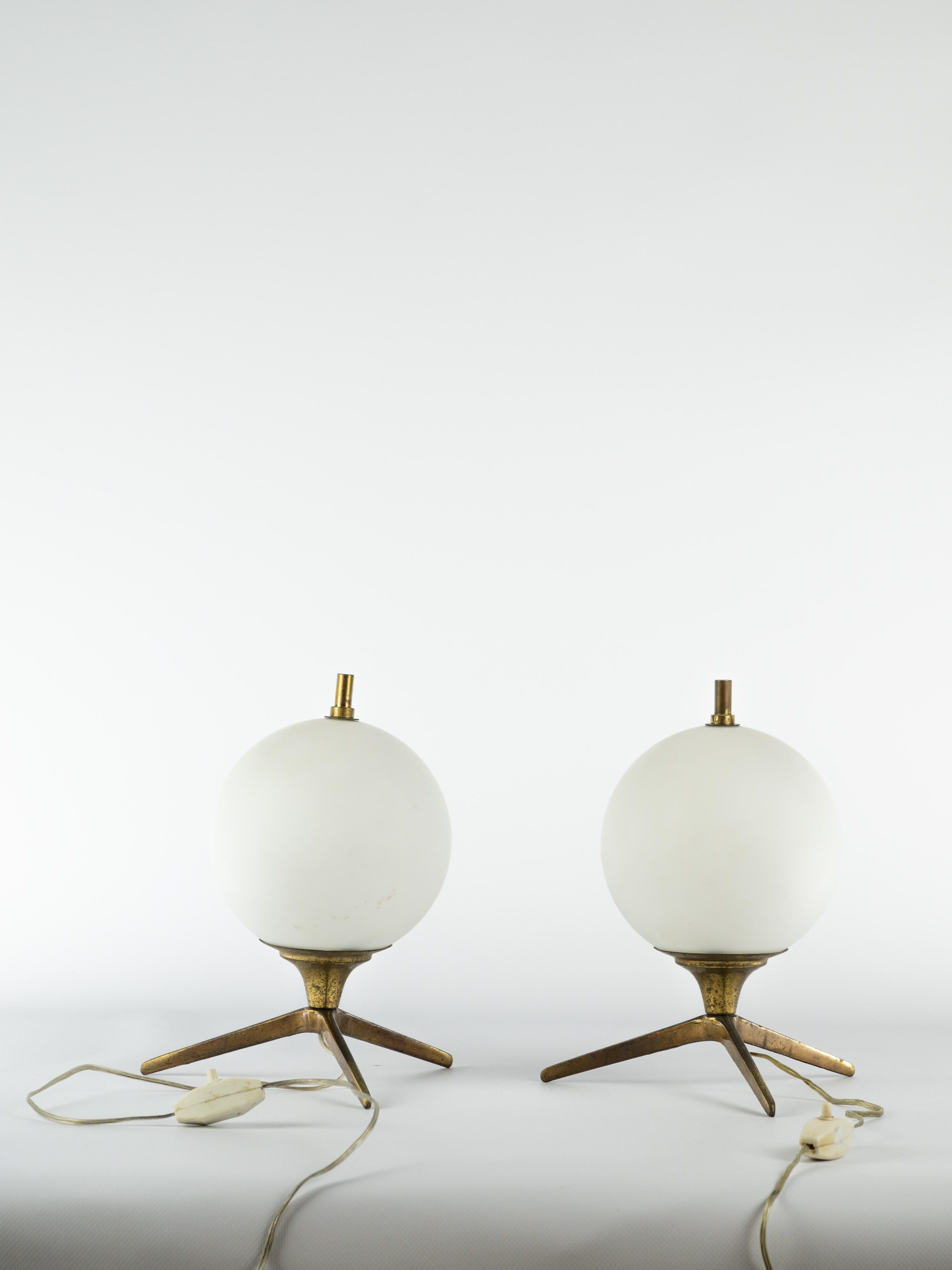 Italian Stunning pair of table lamps in brass and opaline glass For Sale
