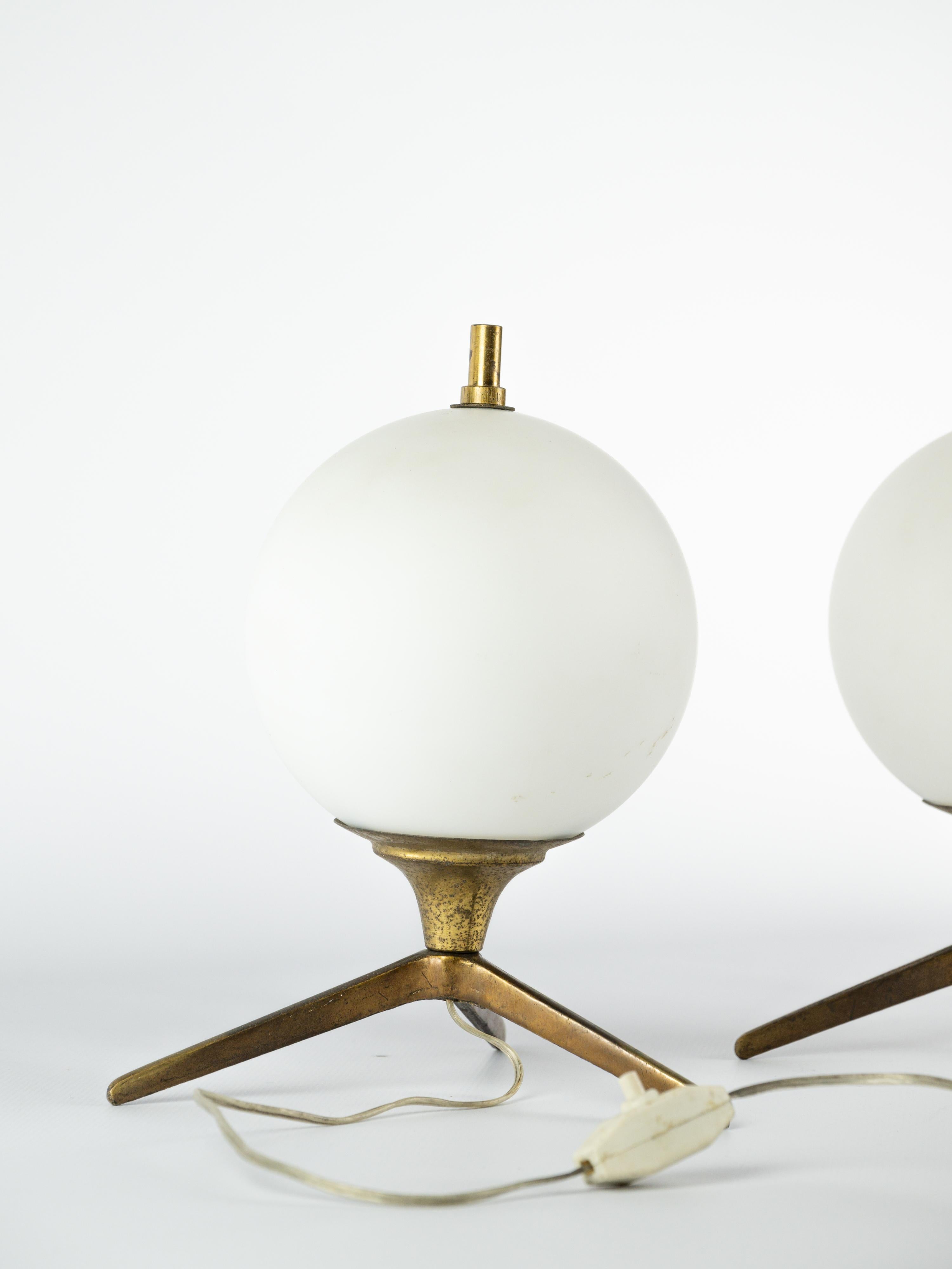 Stunning pair of table lamps in brass and opaline glass In Good Condition For Sale In Monaco, MC