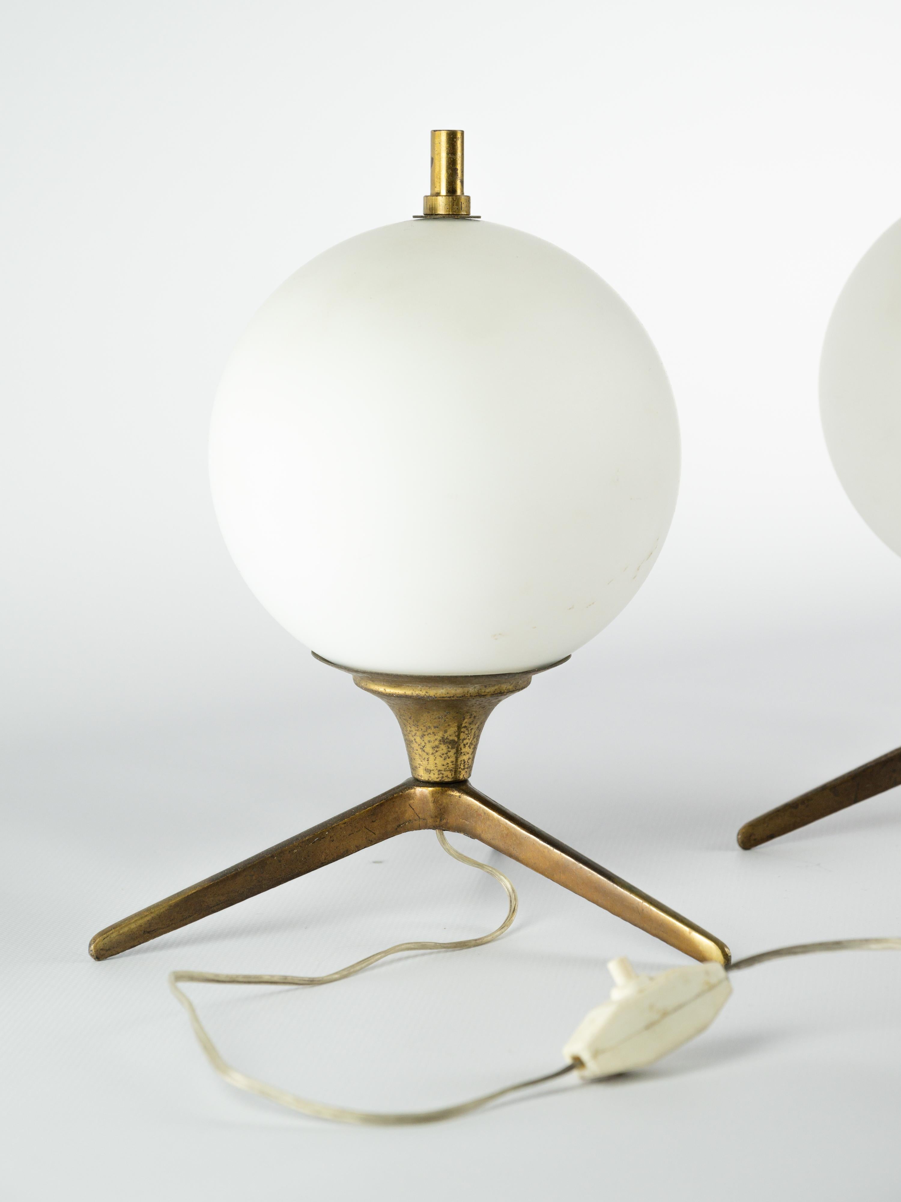 Milieu du XXe siècle Superbe paire de lampes de table en laiton et verre opalin en vente