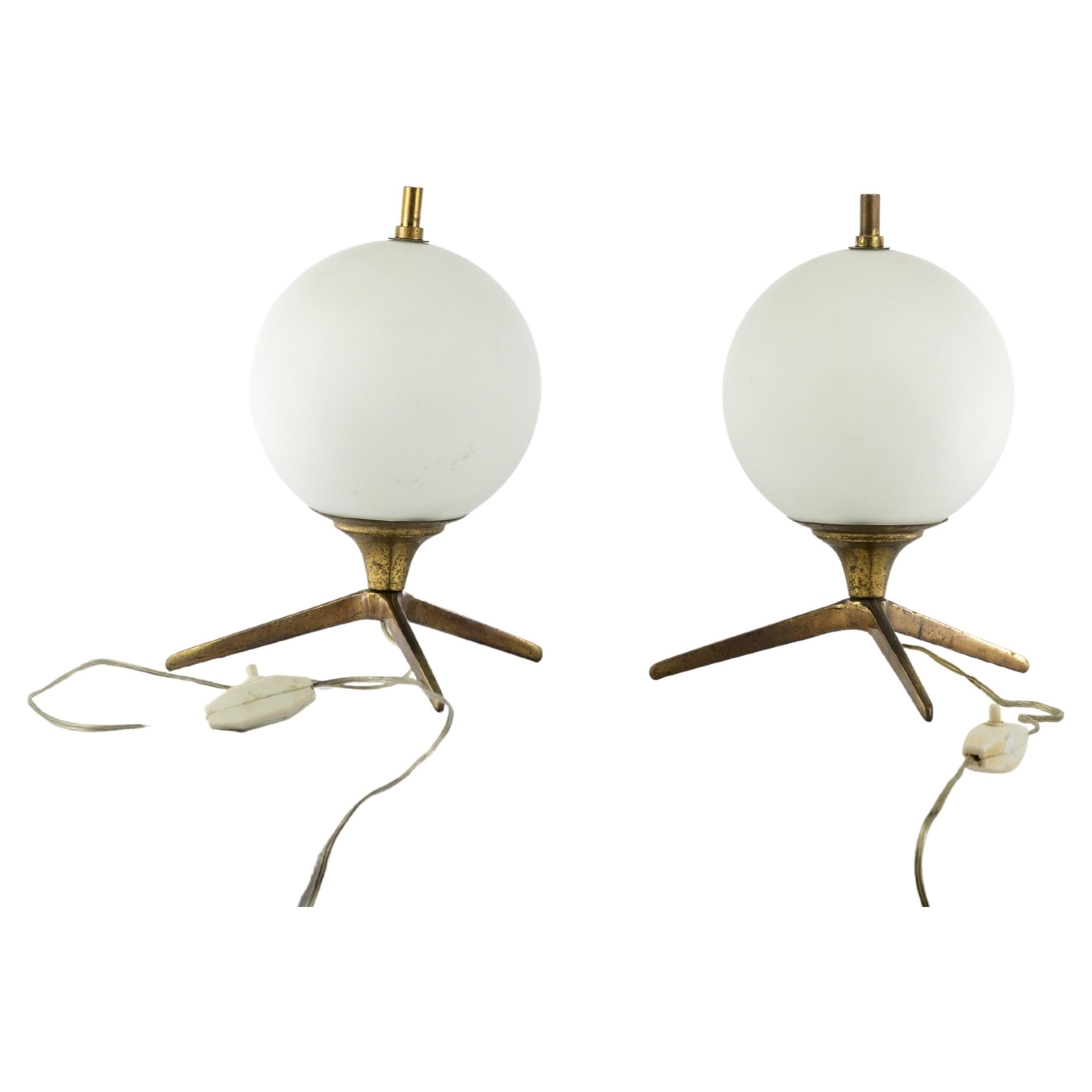 Stunning pair of table lamps in brass and opaline glass For Sale