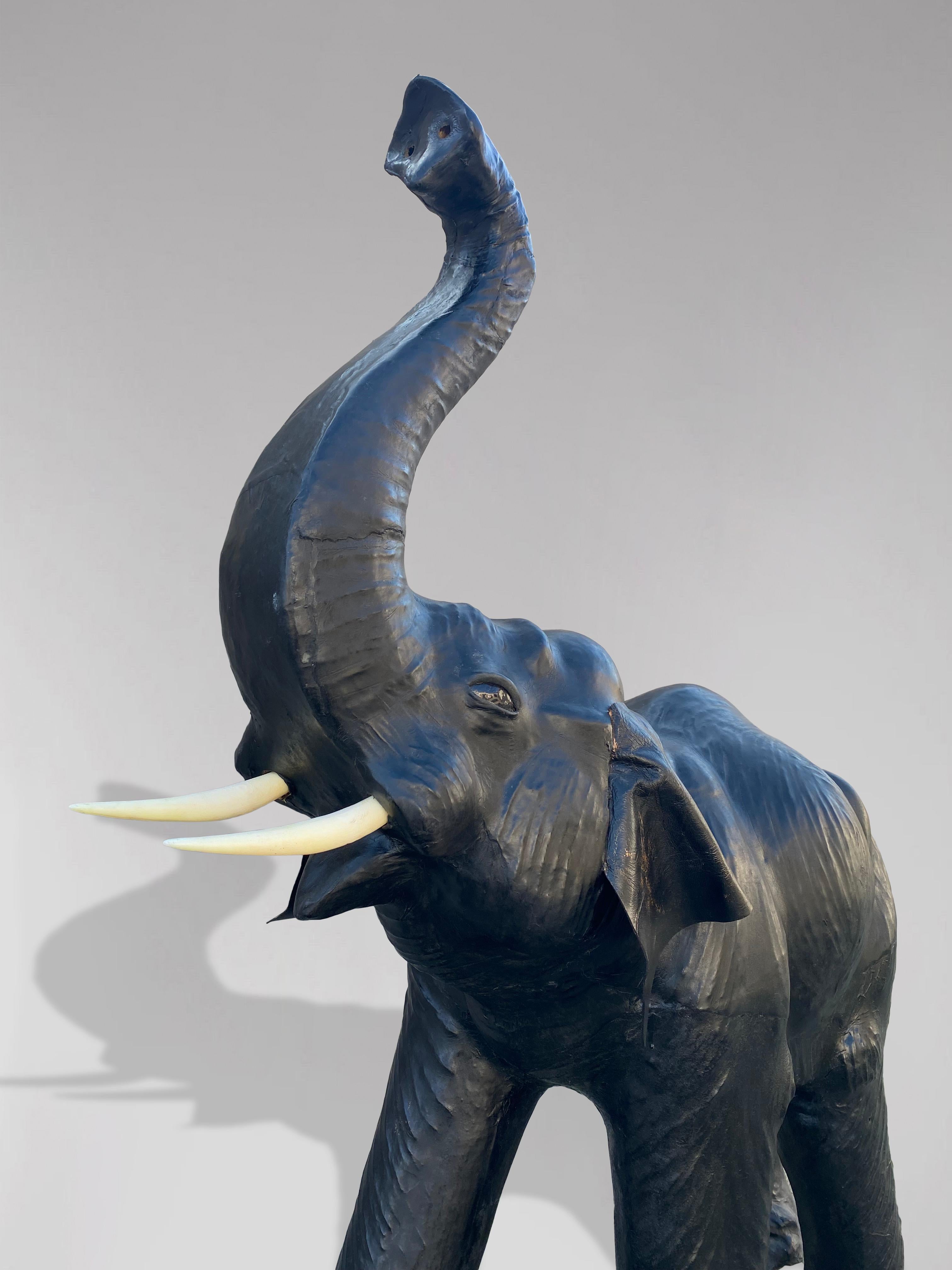 Impresionante Pareja de Elefantes Altos de Piel Probablemente Vendidos por Liberty & Co. London siglo XX en venta