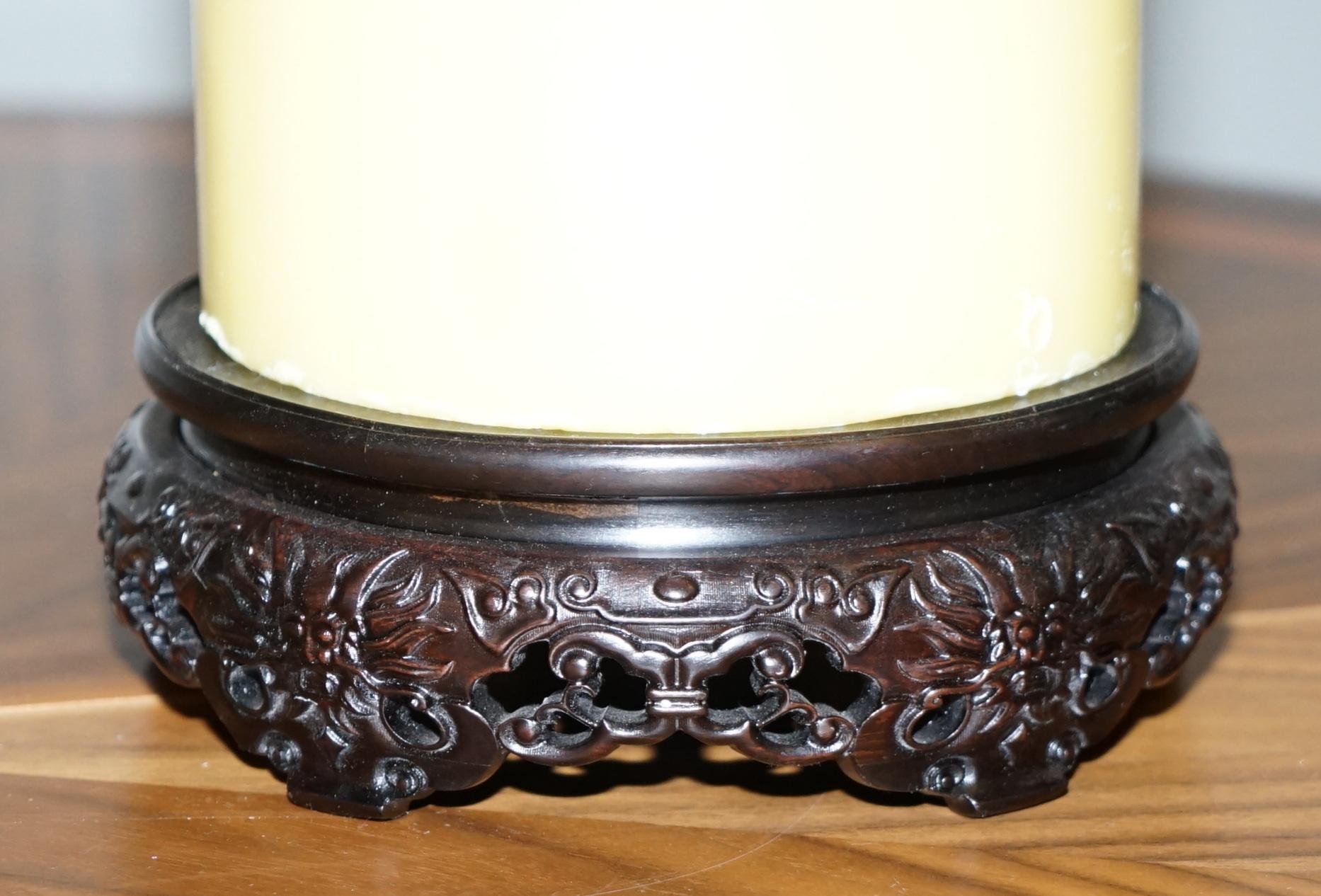 Paire étonnante de très grands cierges d'église chinois vintage avec base en bois sculpté en vente 3