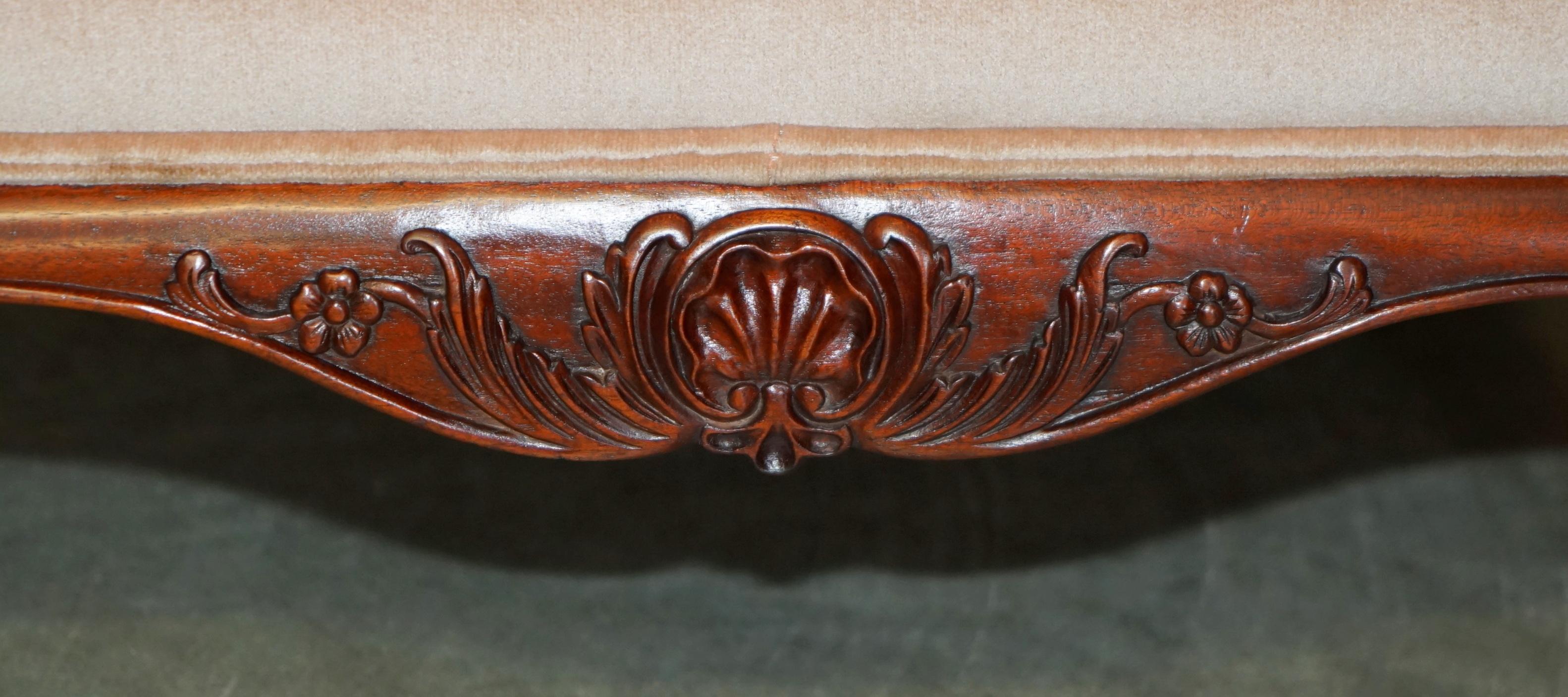 Paire de fauteuils de style victorien avec pieds en forme de boucles et de boules. en vente 2