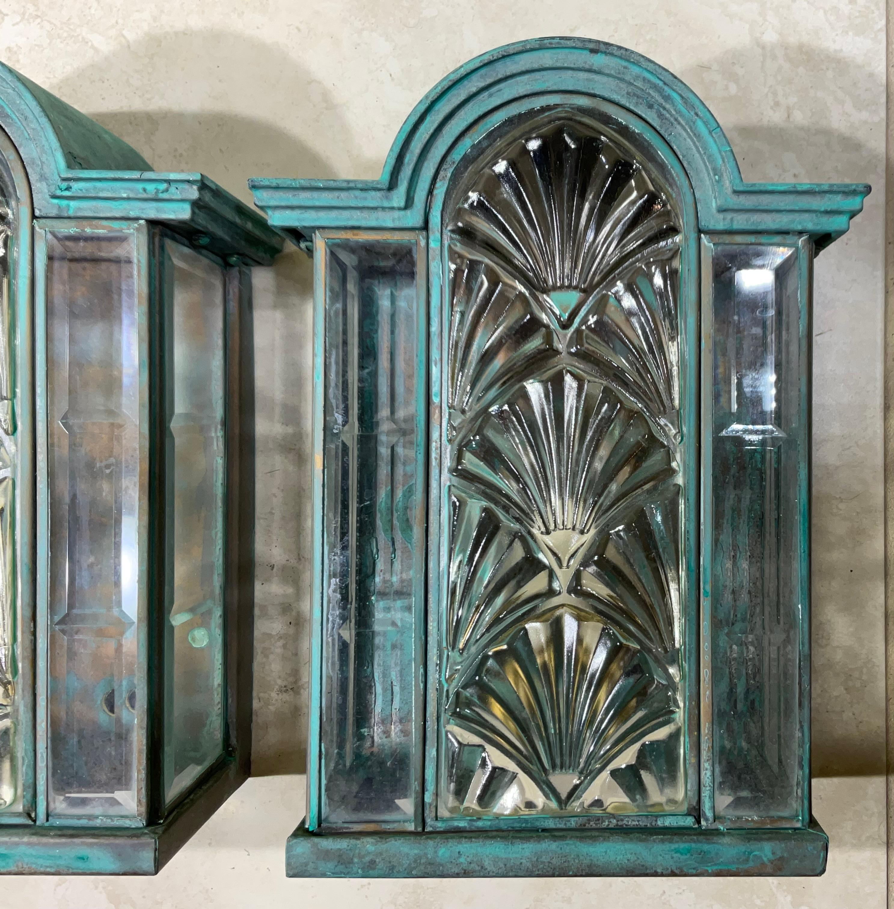 Impresionante Pareja de Apliques / Faroles Art Decó Vintage de Latón Verdigris en venta 4